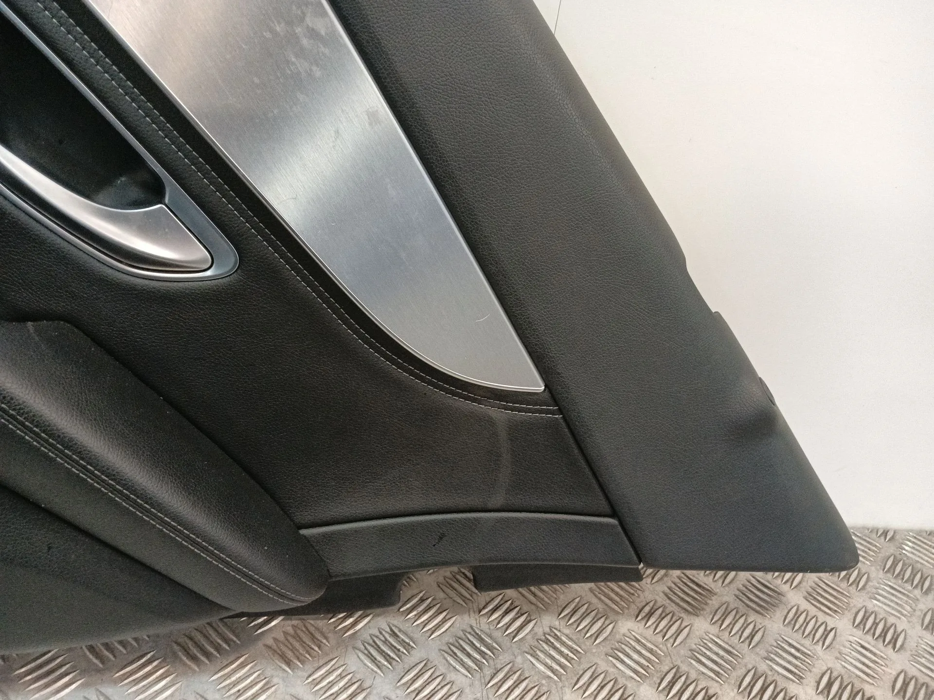 Guarnecido Puerta Trasera Derecha para Mercedes-Benz Clase C (W205)