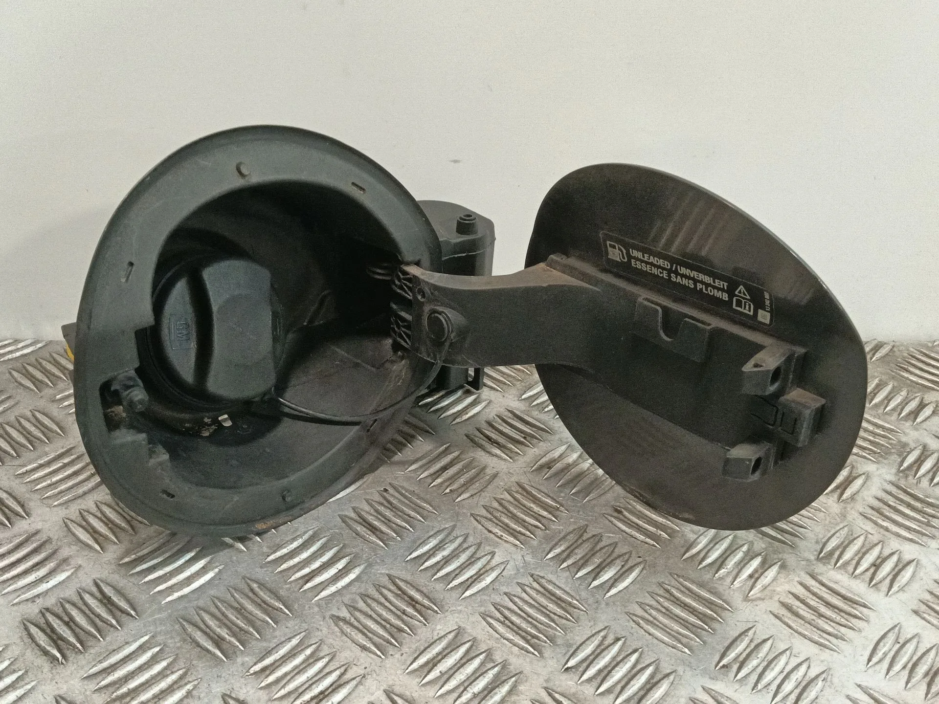 Tapa Exterior Combustible para Opel Astra J Lim.