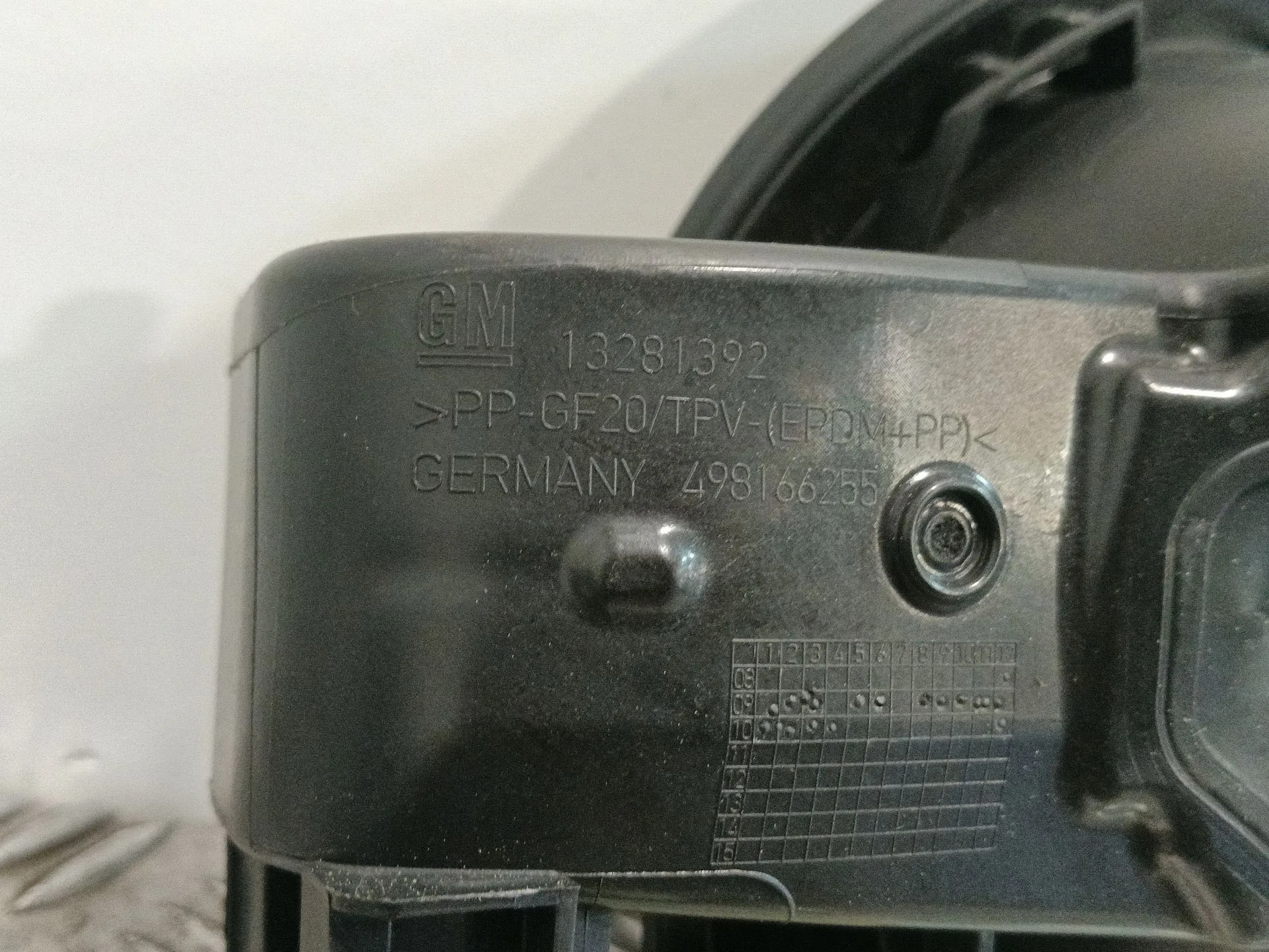 Tapa Exterior Combustible para Opel Astra J Lim.