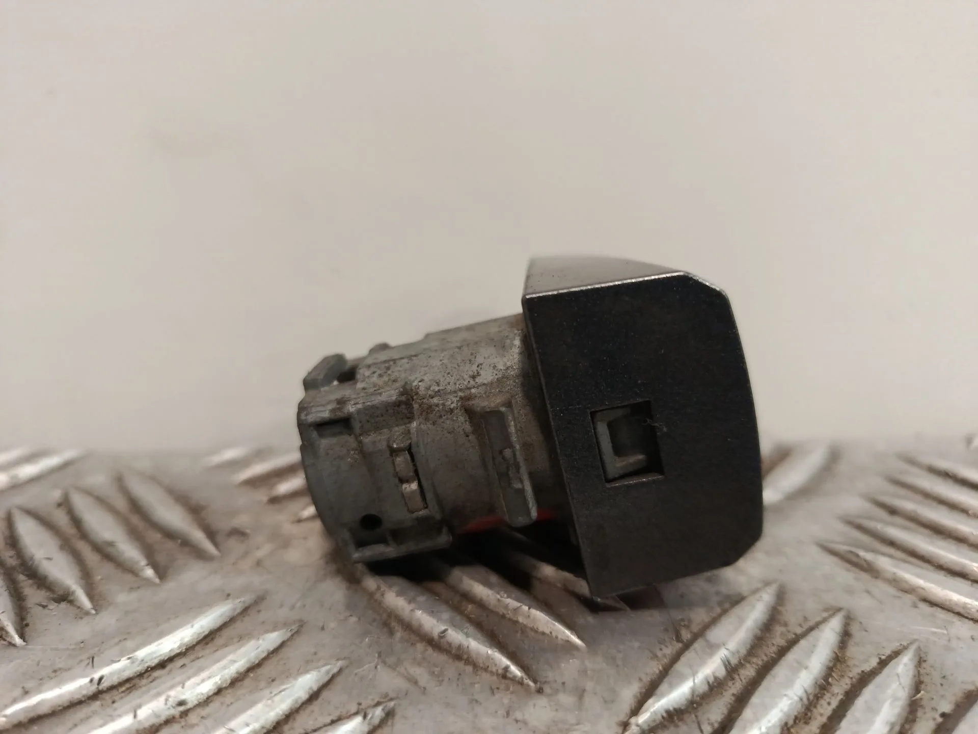 Bombin Puerta Delantera Izquierda para Chevrolet Cruze Hatchback (J305)