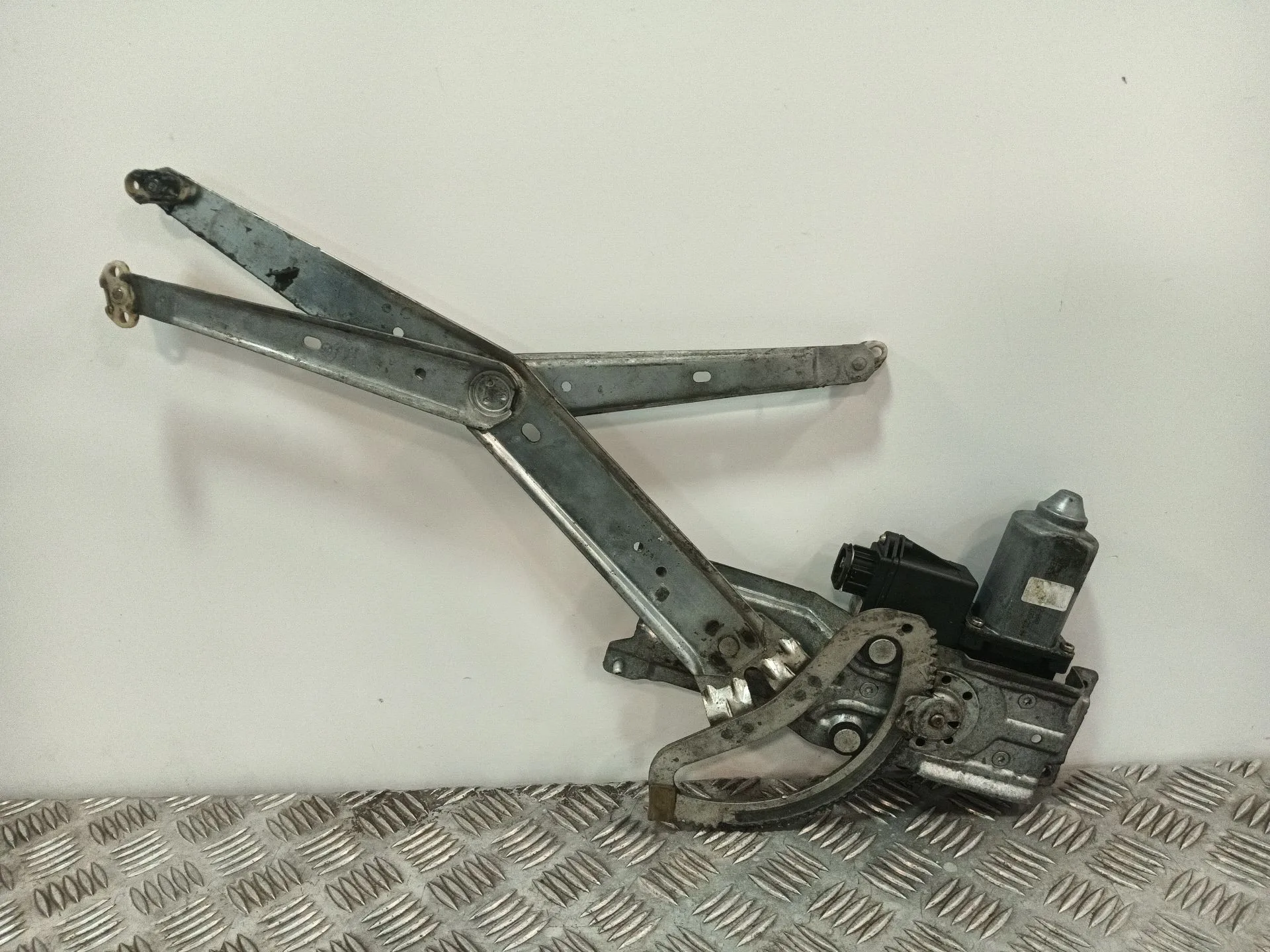 Elevalunas Delantero Izquierdo para Opel Corsa B