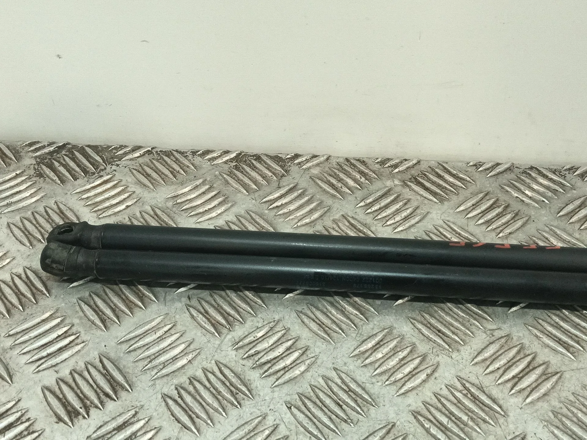 Amortiguadores Maletero / Porton para Opel Astra J Lim.