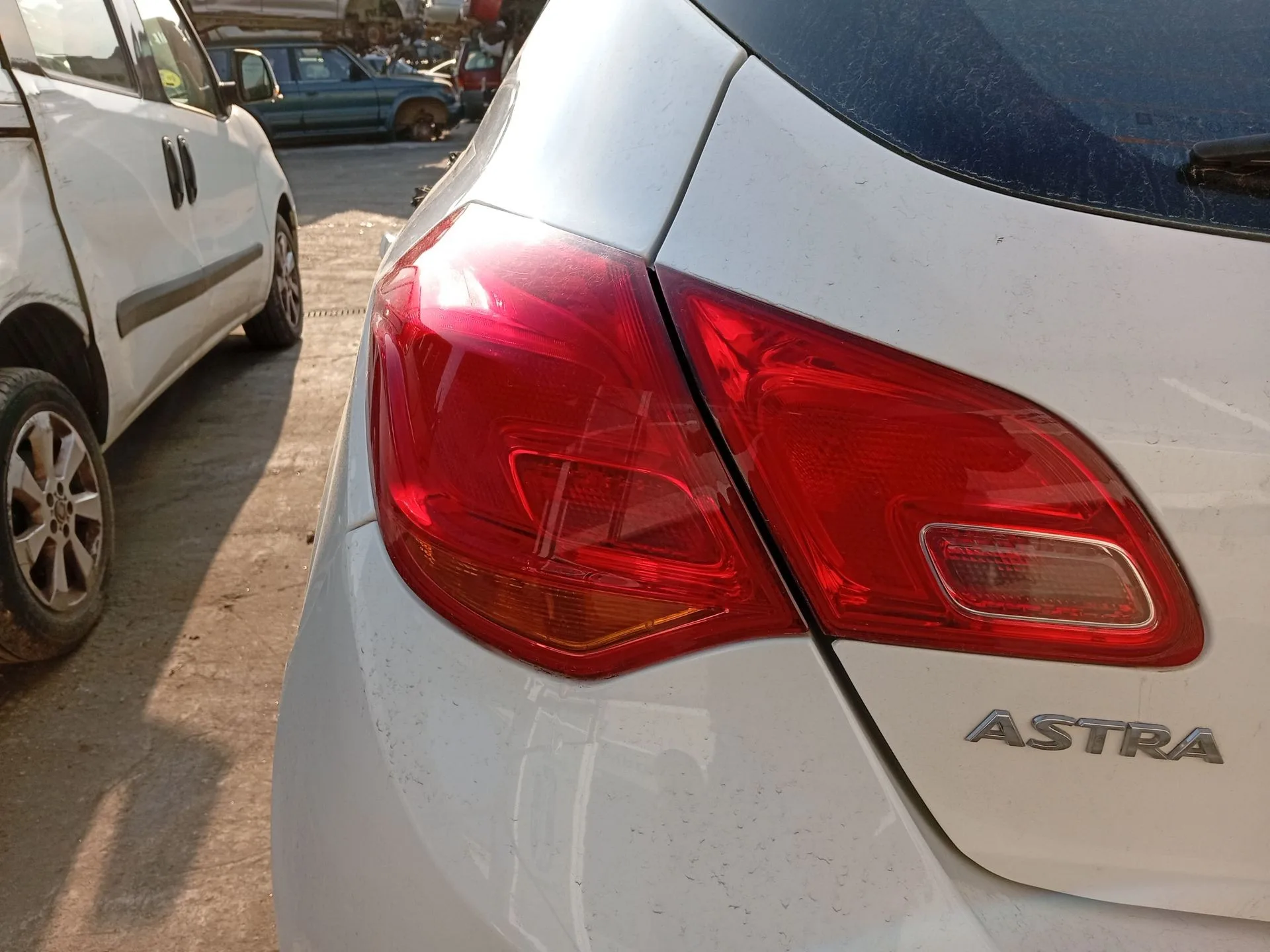 Piloto Trasero Izquierdo para Opel Astra J (P10)