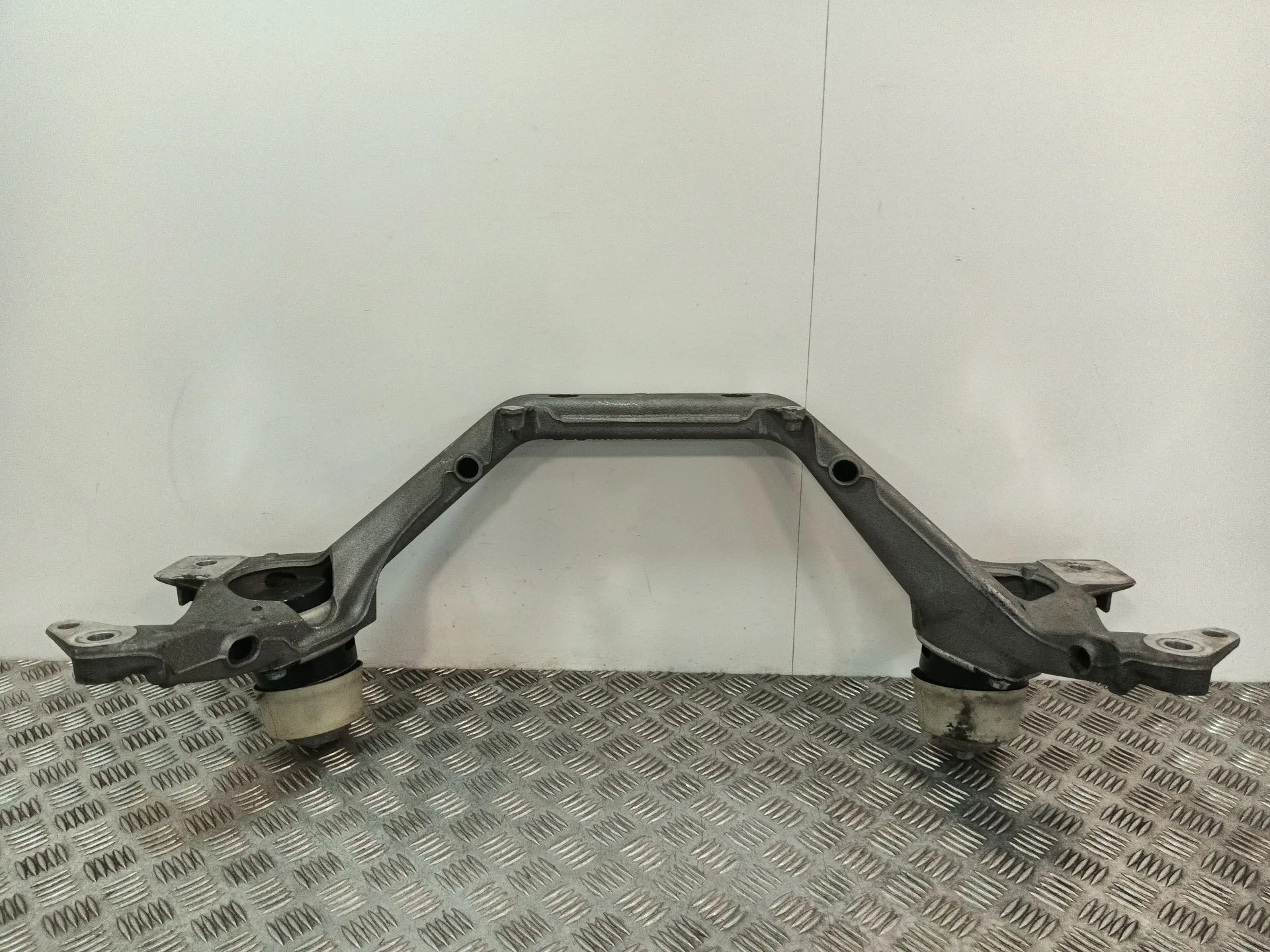 Soporte Delantero Escape para Audi Q7 (4Lb)
