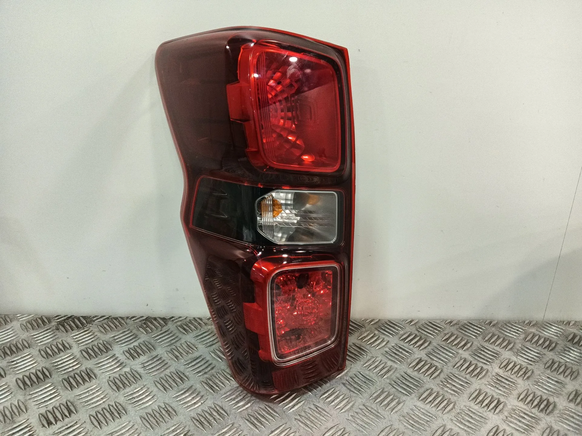 Piloto Trasero Izquierdo para Isuzu D-Max