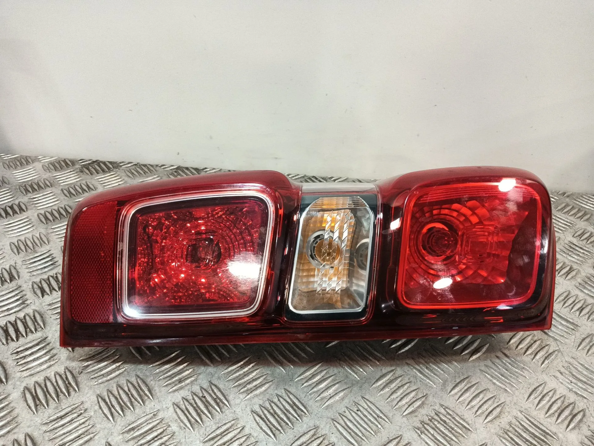 Piloto Trasero Izquierdo para Isuzu D-Max