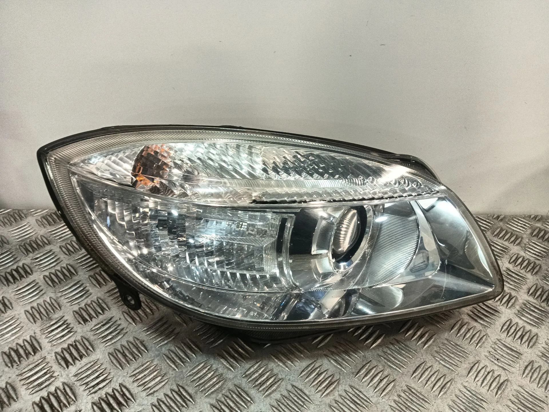 Faro Derecho para Skoda Fabia Ii (542)