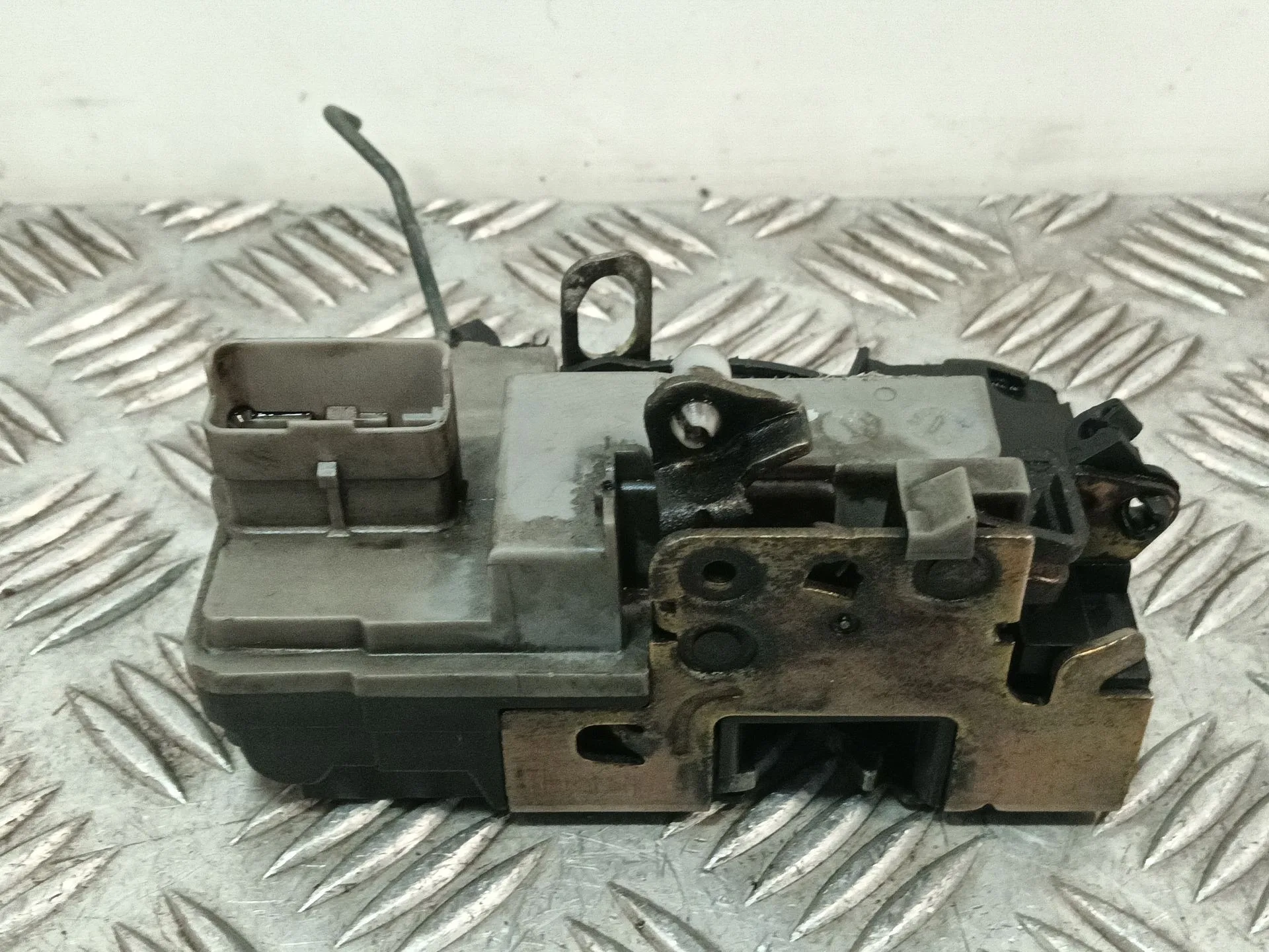 Cerradura Puerta Delantera Izquierda para Peugeot 306 Berlina 3/4/5 Puertas (S2)