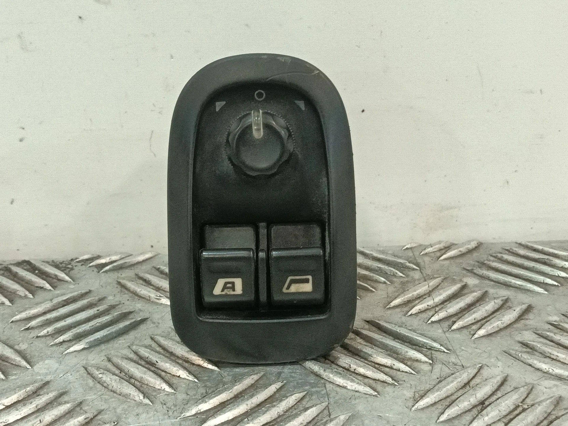 Mando Elevalunas Delantero Izquierdo para Peugeot 306 Berlina 3/4/5 Puertas (S2)