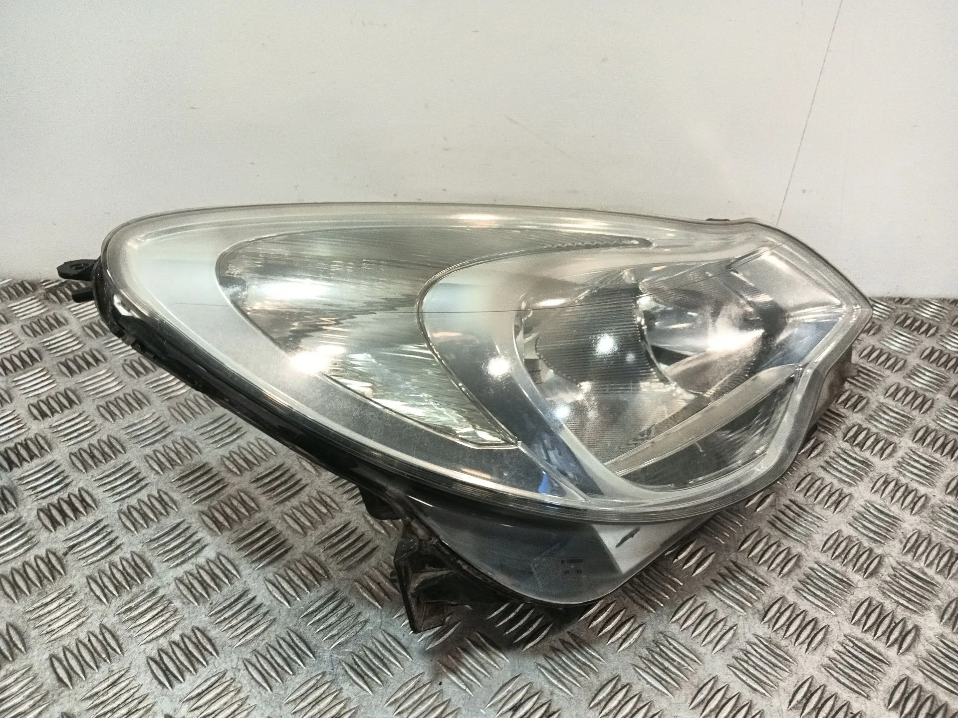 Faro Derecho para Opel Corsa D (S07)