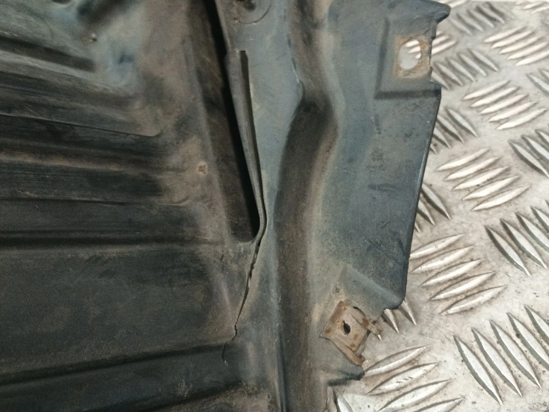 Plastico Paso Rueda Delantero Derecho para Nissan Micra Iii (K12)