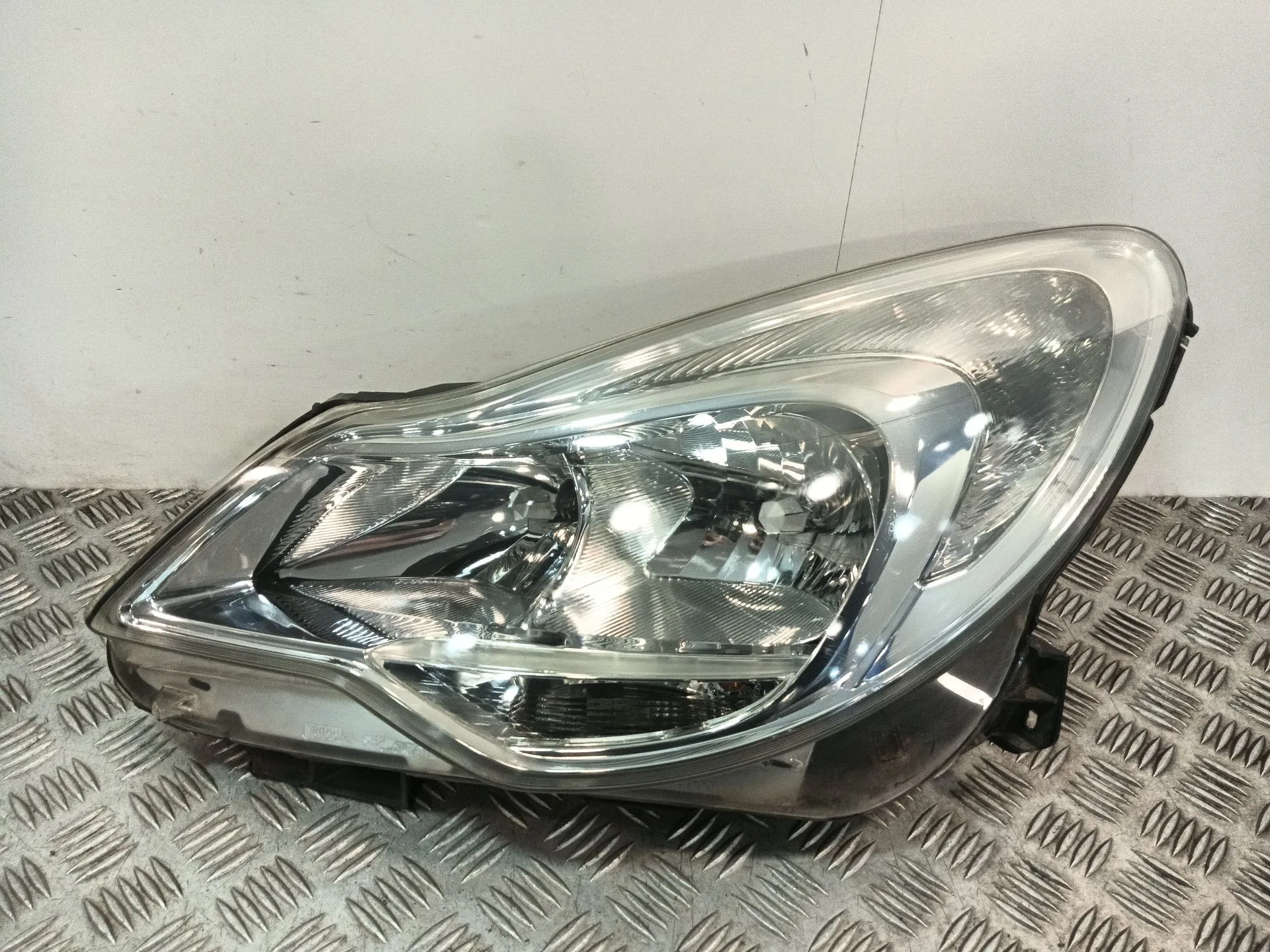 Faro Izquierdo para Opel Corsa D (S07)