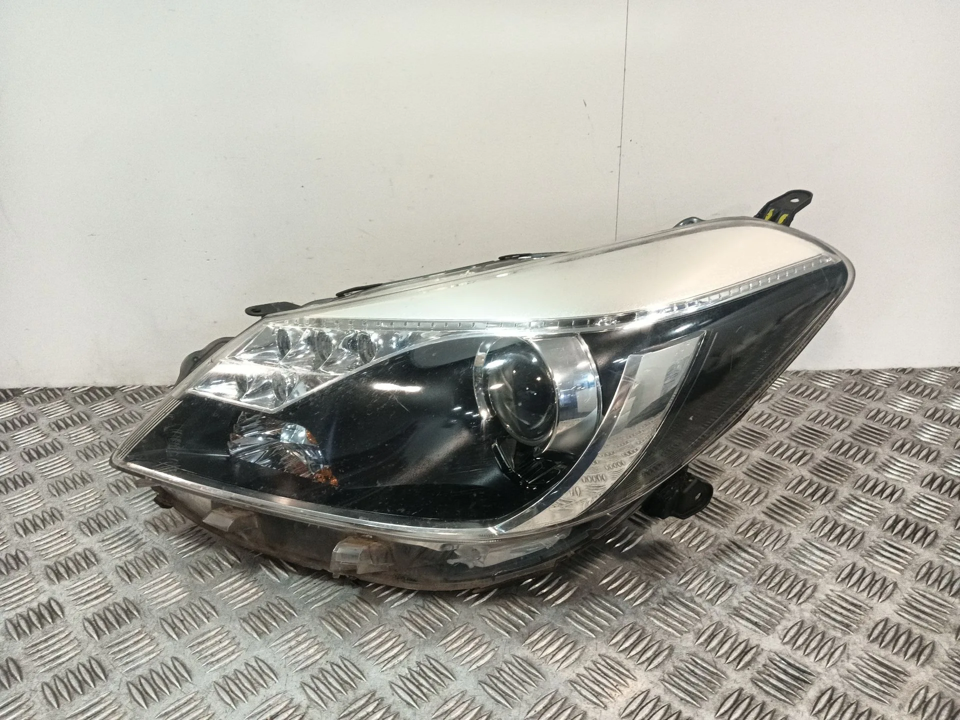 Faro Izquierdo para Toyota Yaris (_P13_)