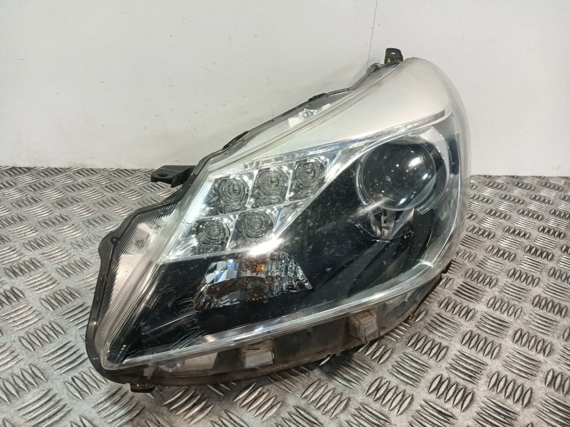 Faro Izquierdo para Toyota Yaris (_P13_)