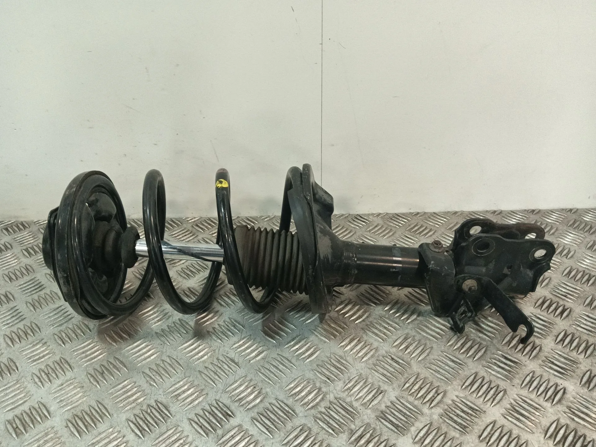 Amortiguador Delantero Izquierdo para Mitsubishi Lancer Berlina (Cy0)