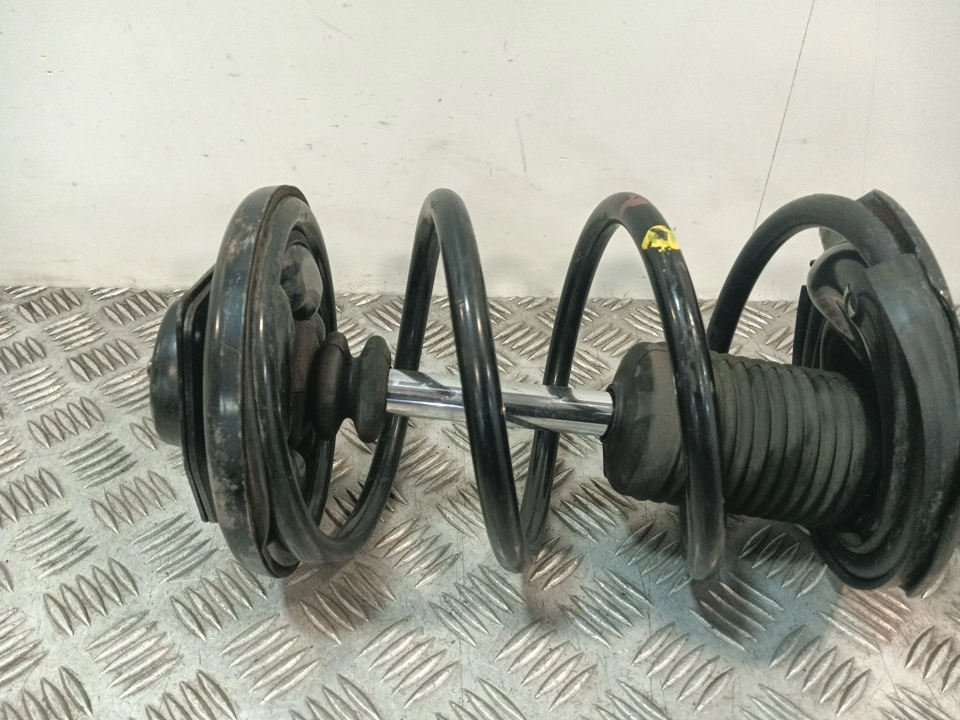Amortiguador Delantero Izquierdo para Mitsubishi Lancer Berlina (Cy0)
