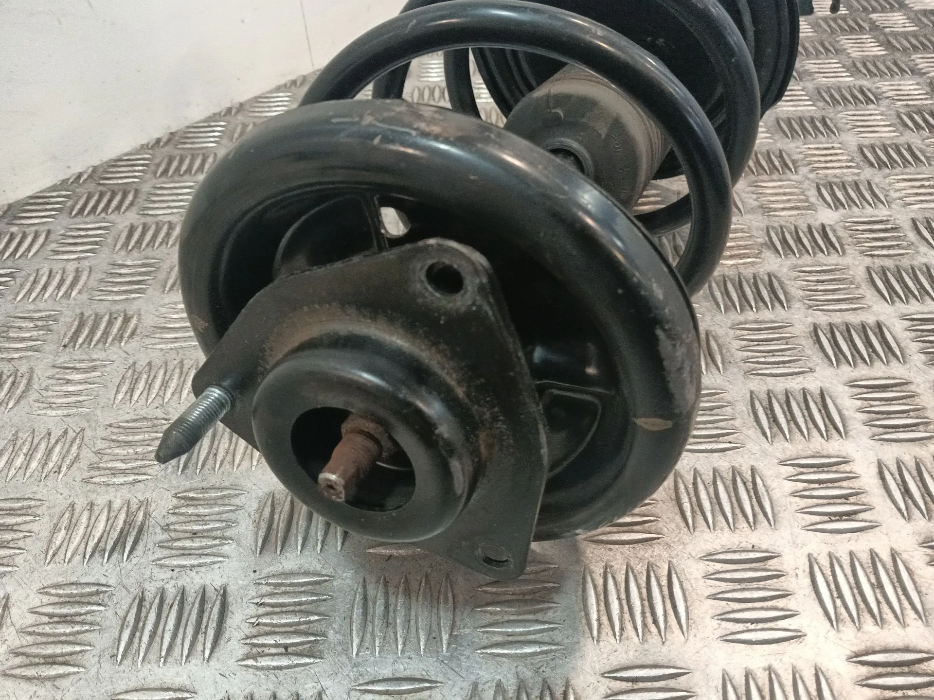 Amortiguador Delantero Izquierdo para Mitsubishi Lancer Berlina (Cy0)