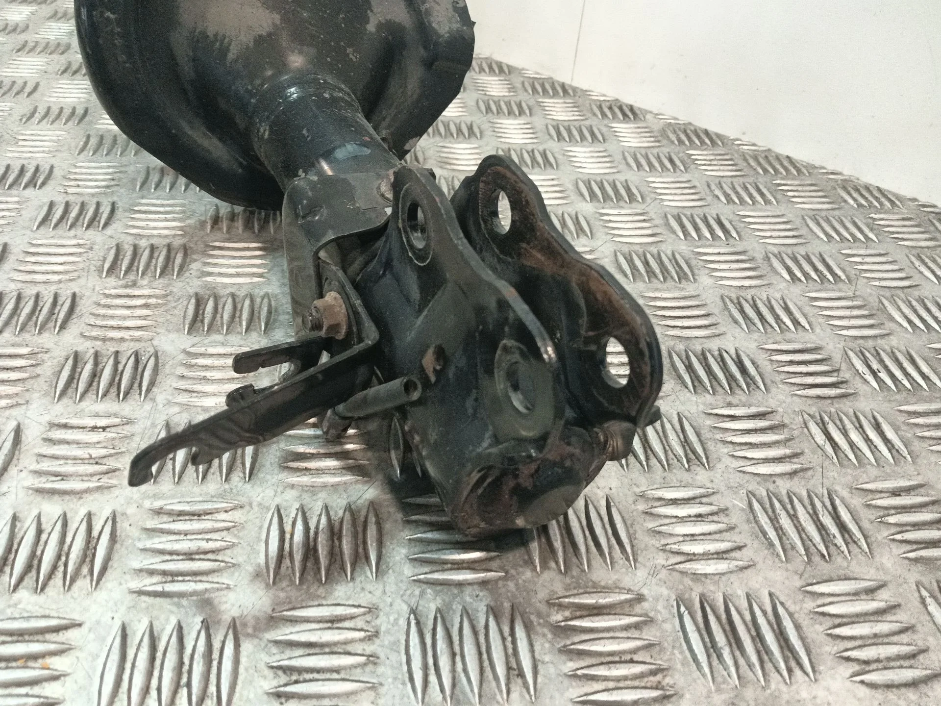 Amortiguador Delantero Izquierdo para Mitsubishi Lancer Berlina (Cy0)