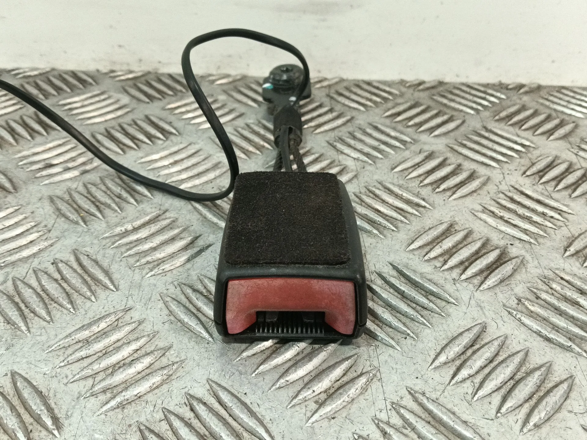 Enganche Cinturon Delantero Izquierdo para Chevrolet Cruze Hatchback (J305)