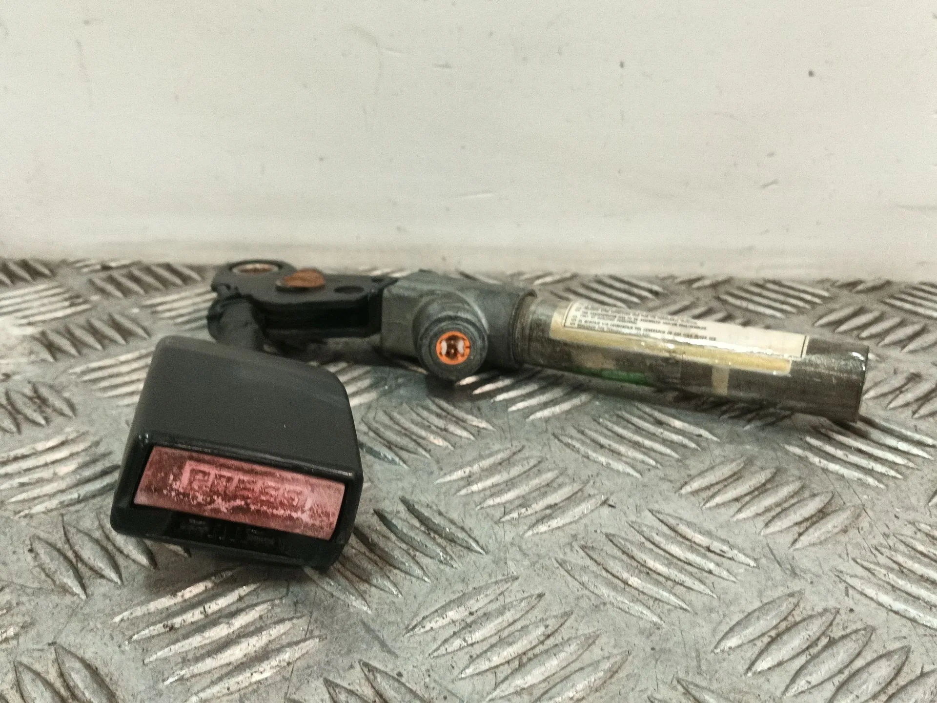 Enganche Cinturon Delantero Derecho para Citroën Saxo (S0, S1)