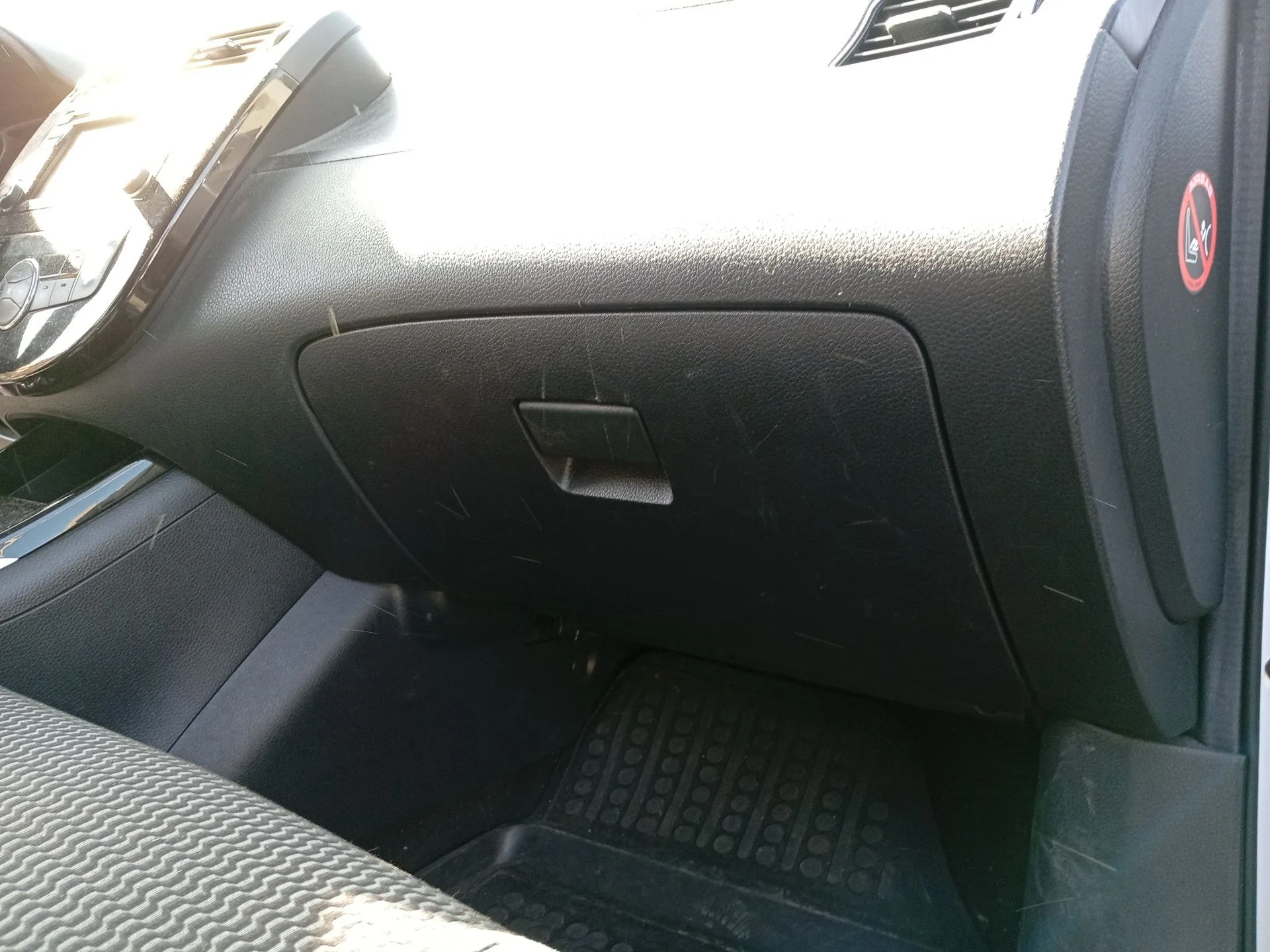 Guantera para Nissan Pulsar Hatchback (C13)