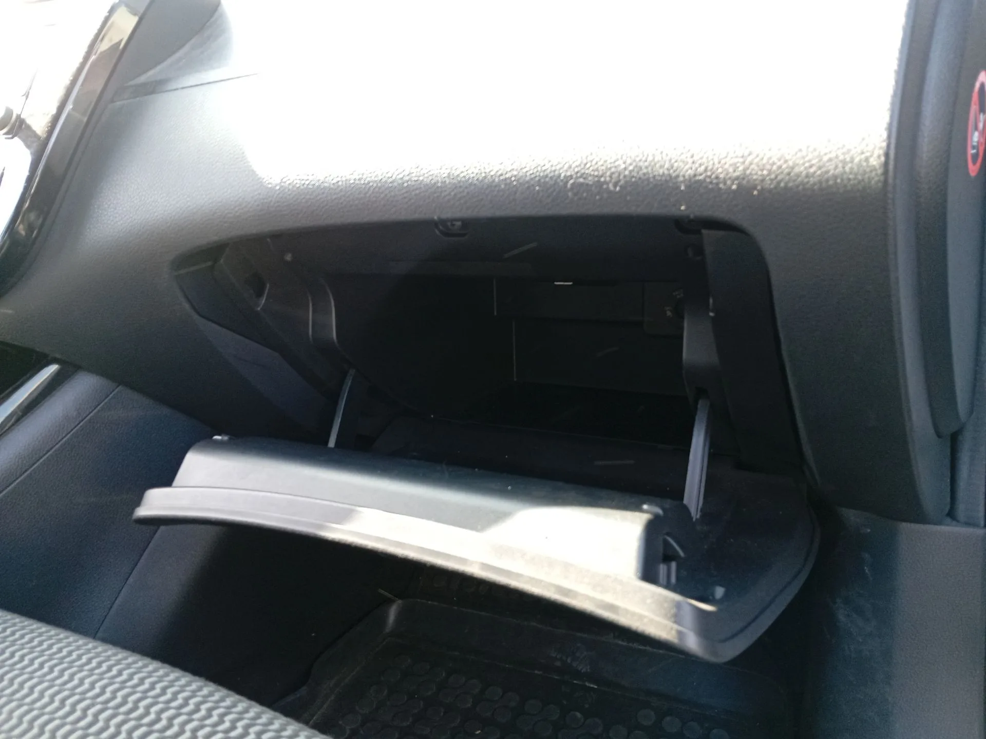 Guantera para Nissan Pulsar Hatchback (C13)