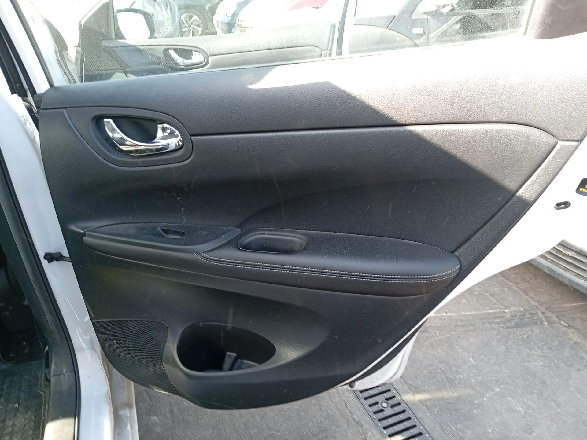 Guarnecido Puerta Trasera Derecha para Nissan Pulsar Hatchback (C13)
