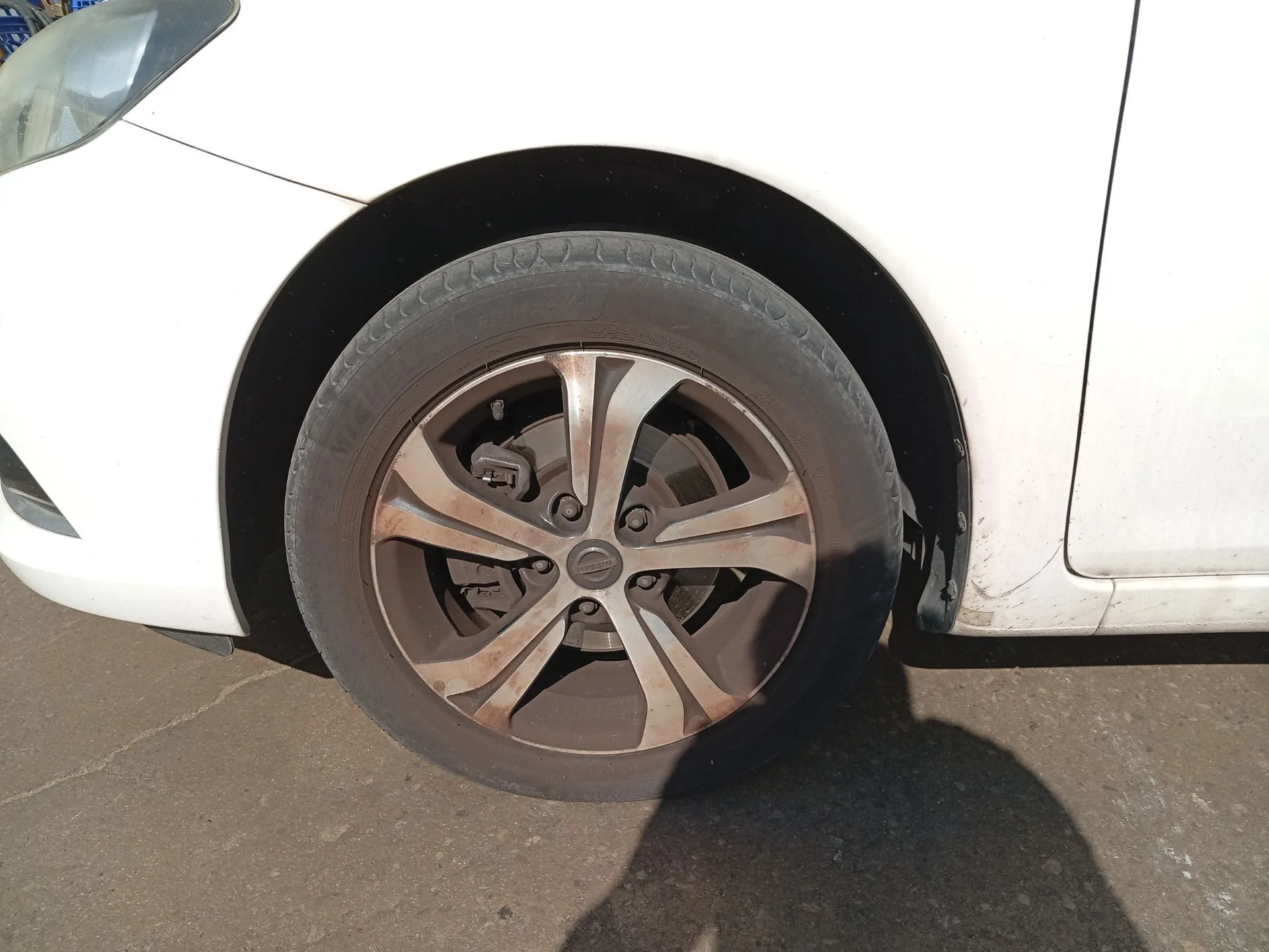 Mangueta Delantera Izquierda para Nissan Pulsar Hatchback (C13)