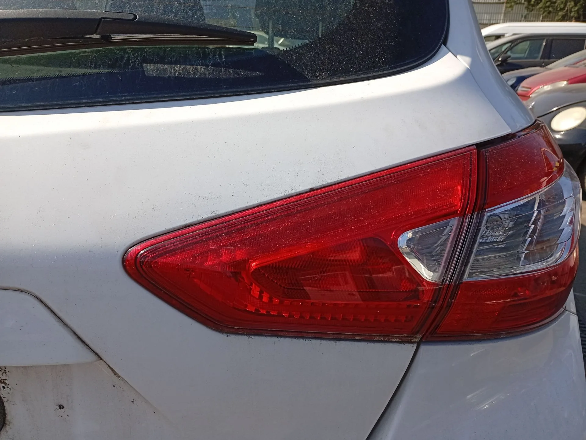 Piloto Trasero Derecho Interior para Nissan Pulsar Hatchback (C13)