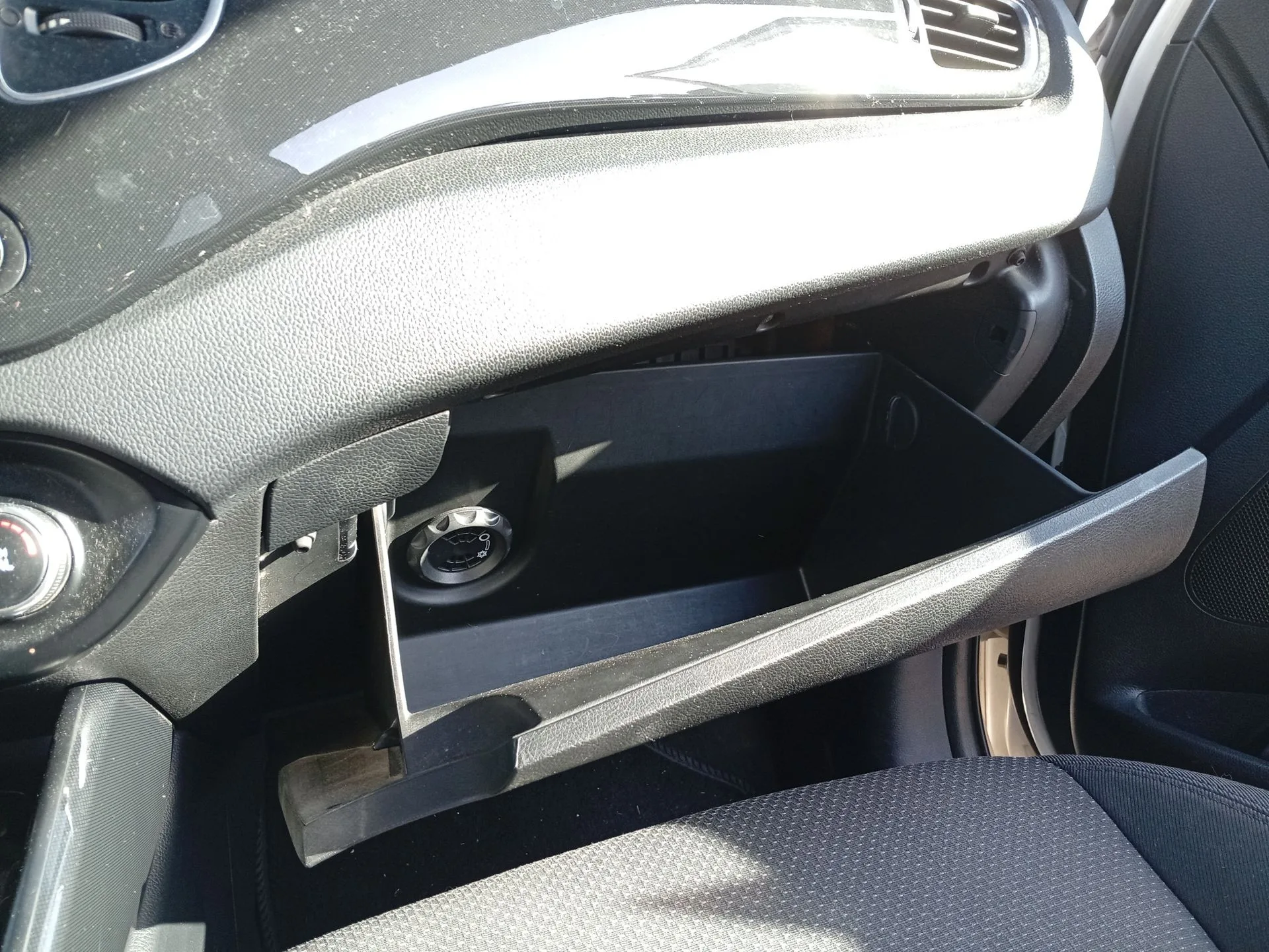 Guantera para Kia Carens Iv