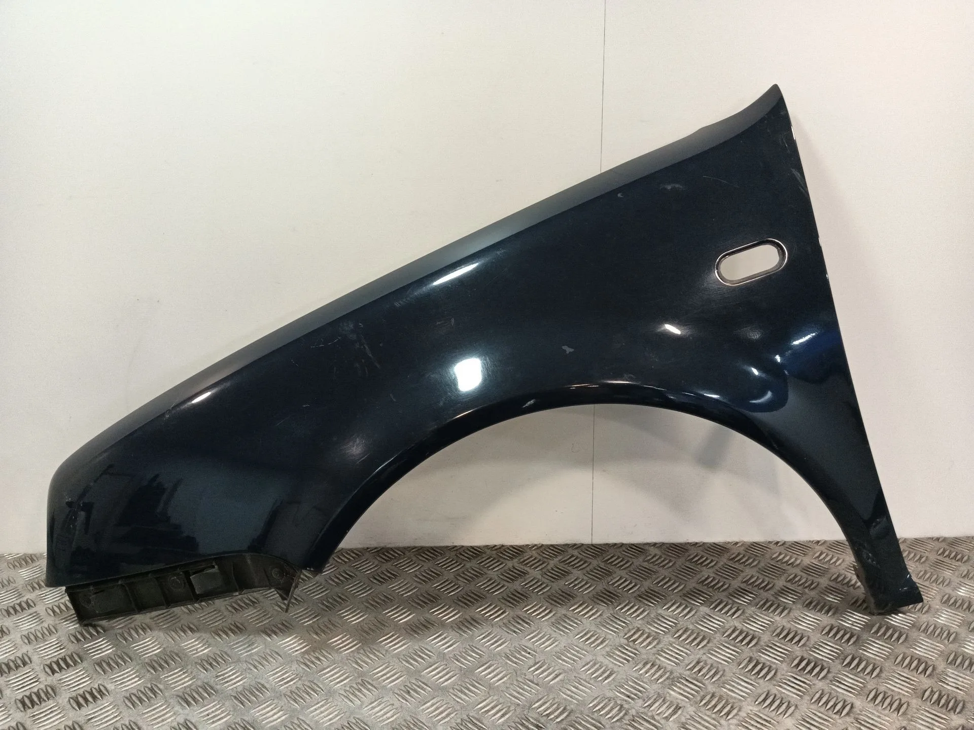 Aleta Delantera Izquierda para Volkswagen Golf Iv (1J1)