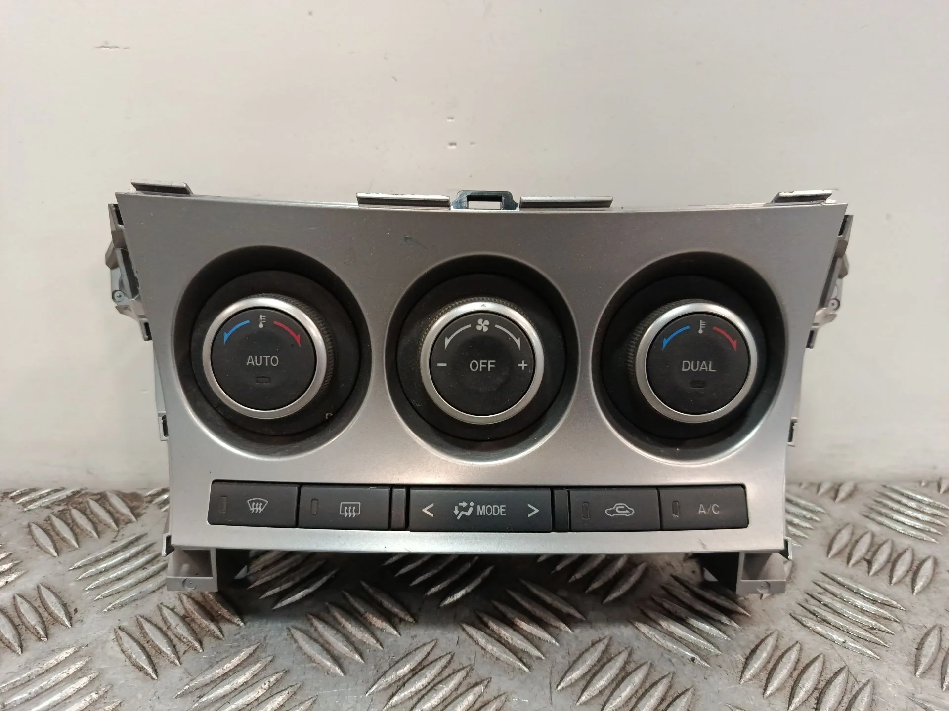 Mando Climatizador para Mazda 3 Lim. (Bl)