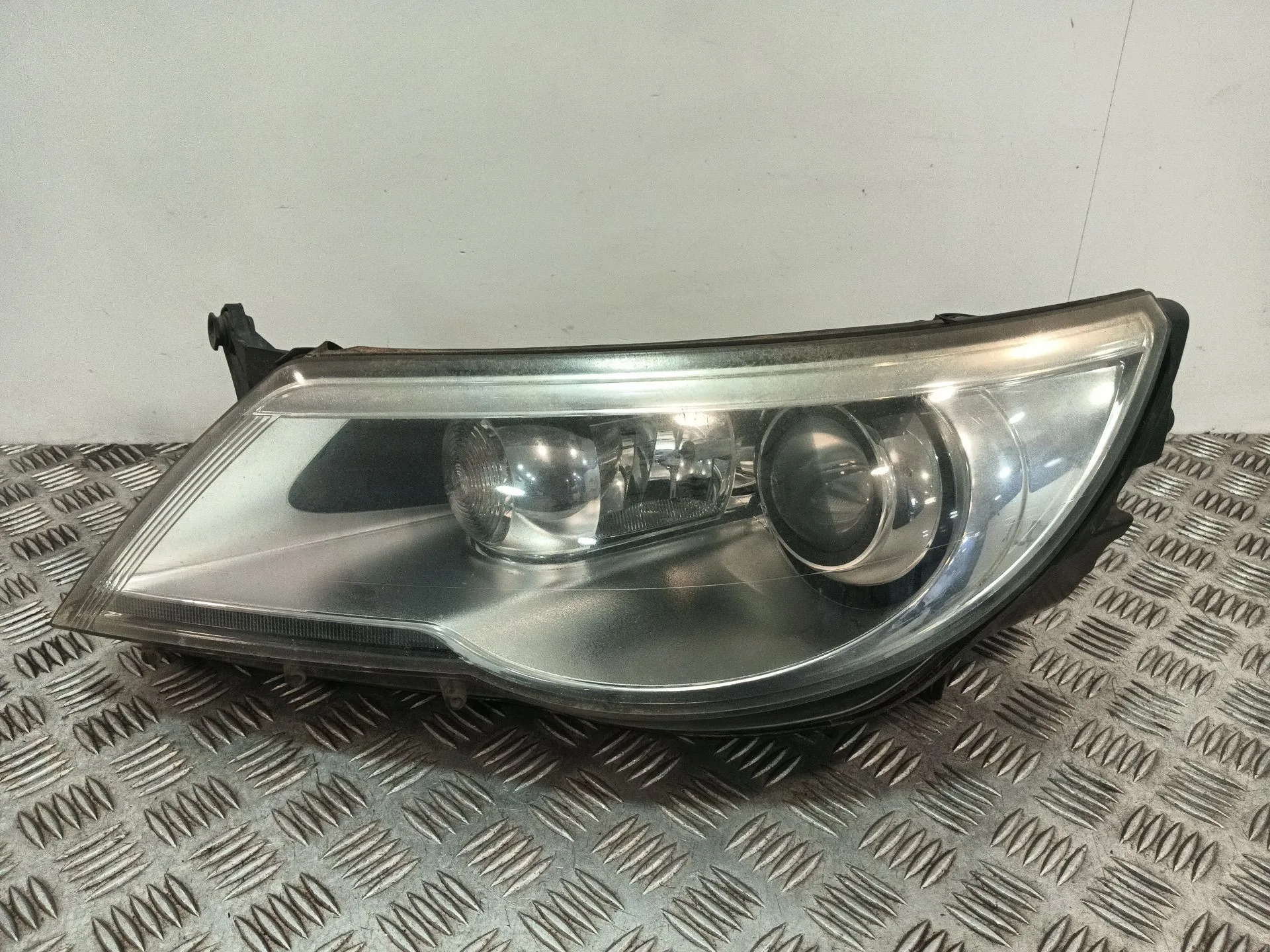 Faro Izquierdo para Volkswagen Tiguan (5N_)