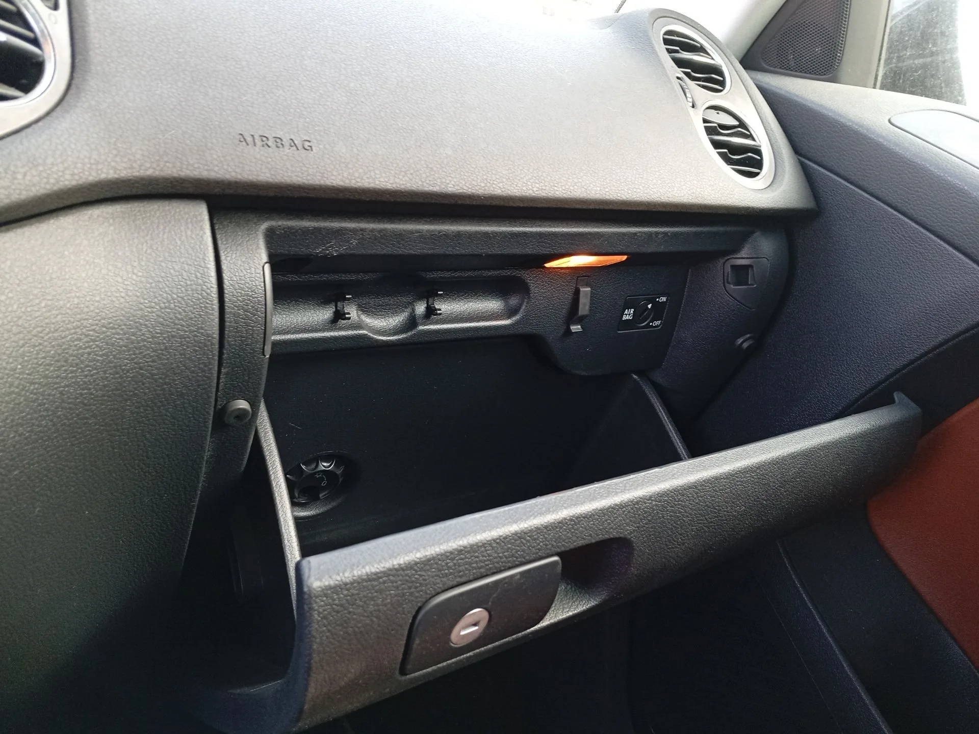 Guantera para Volkswagen Tiguan (5N_)