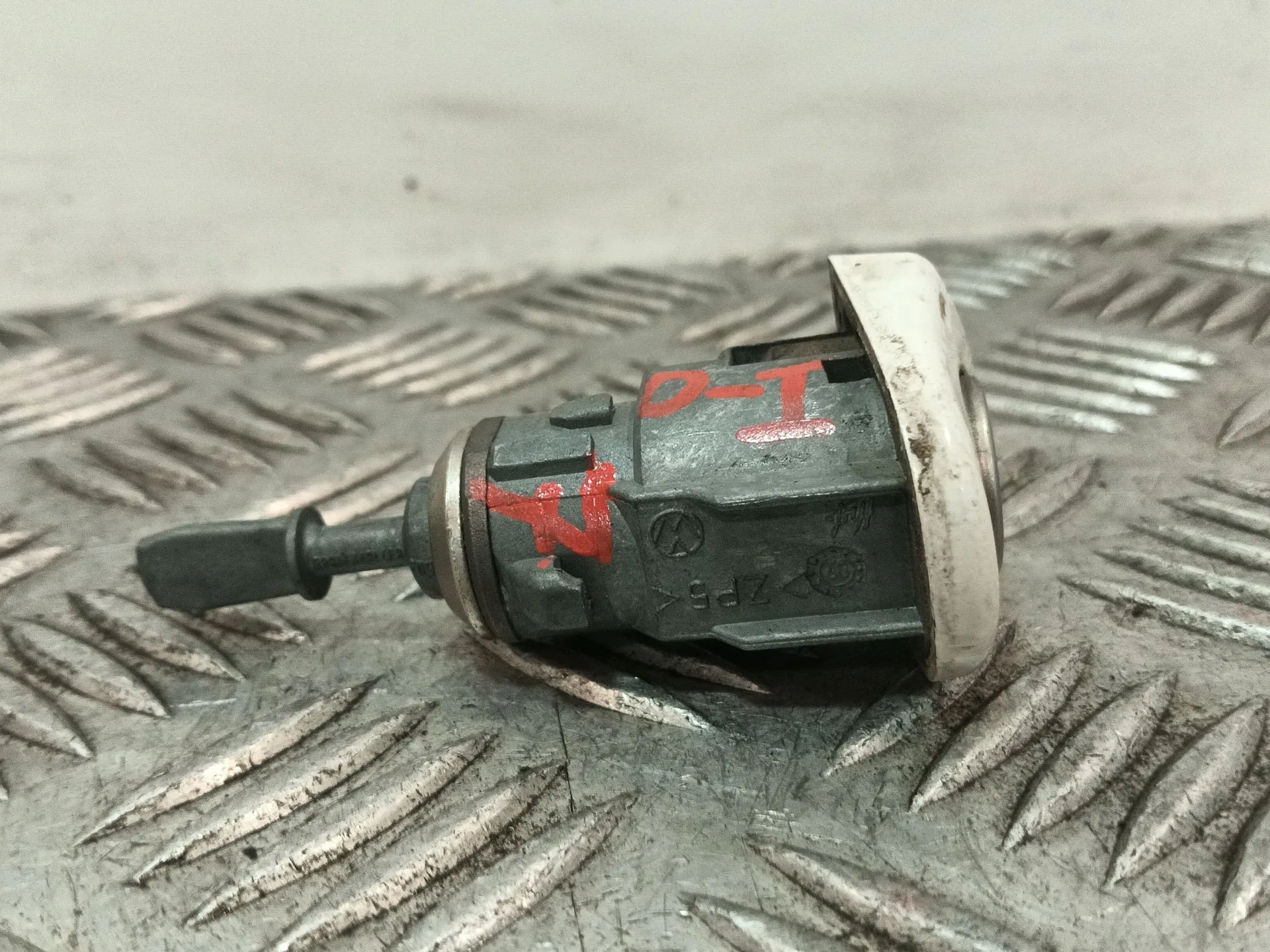 Bombin Puerta Delantera Izquierda para Volkswagen Polo (9N1)