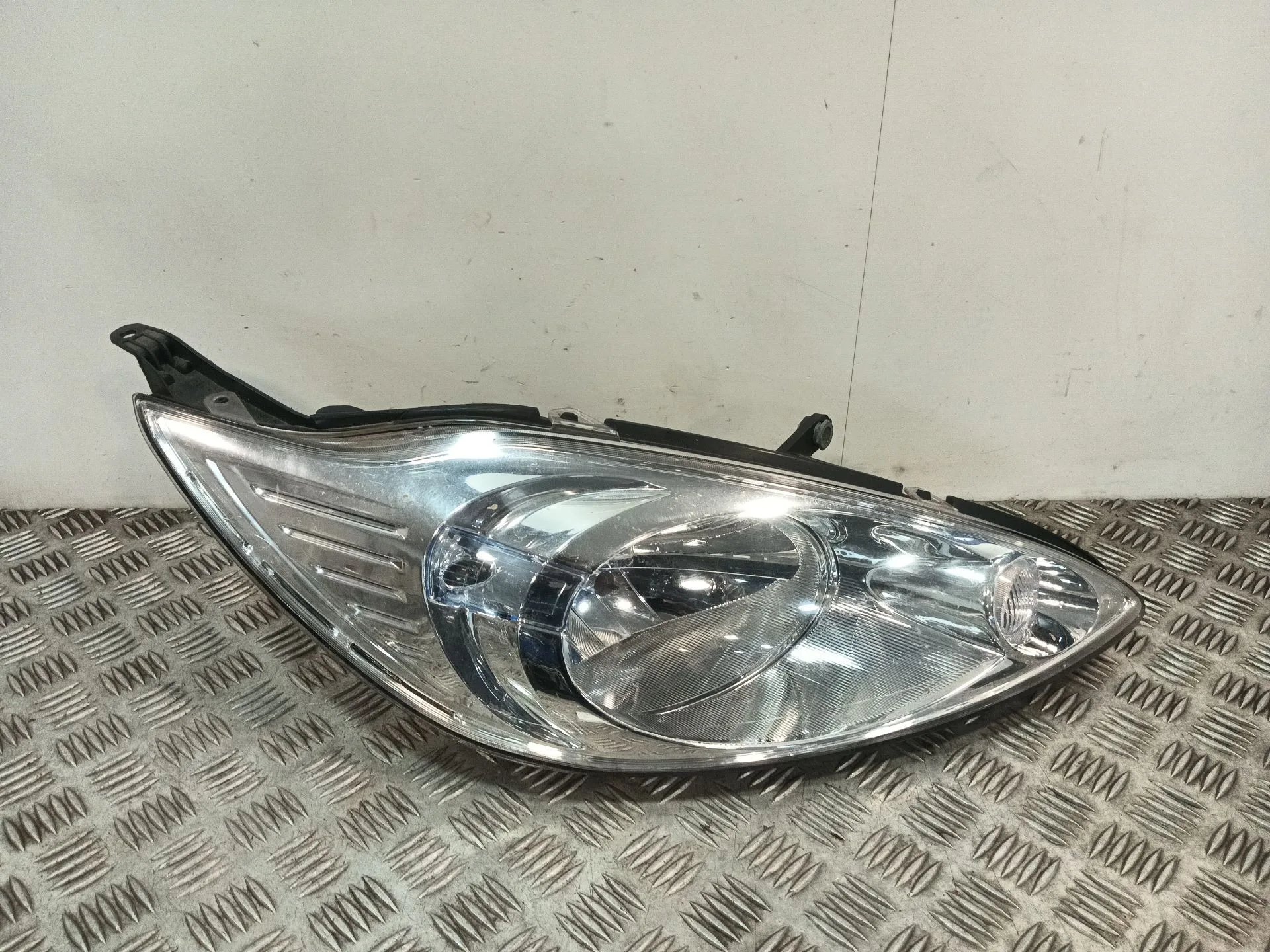 Faro Derecho para Ford Ka (Ru8)