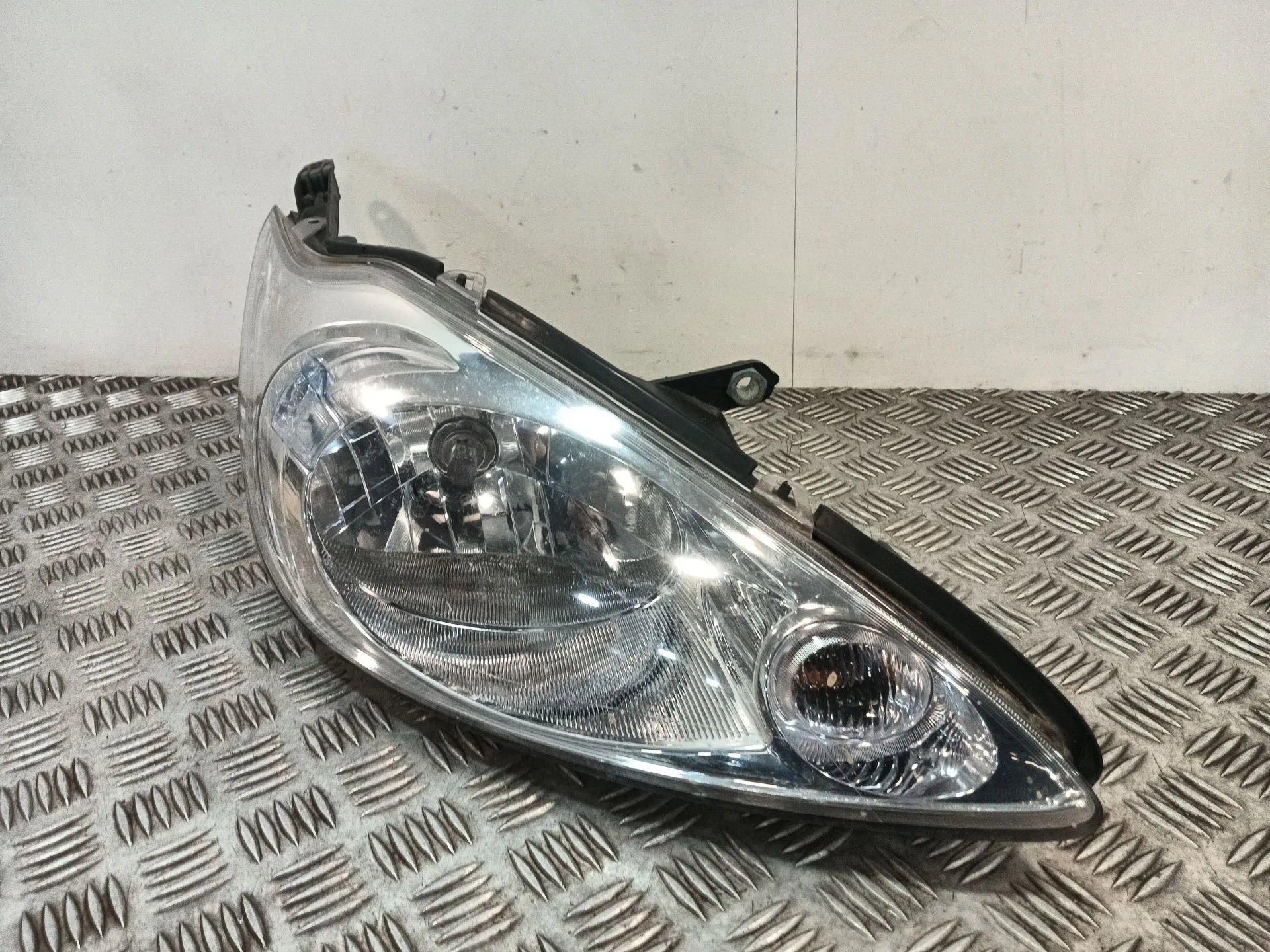 Faro Derecho para Ford Ka (Ru8)