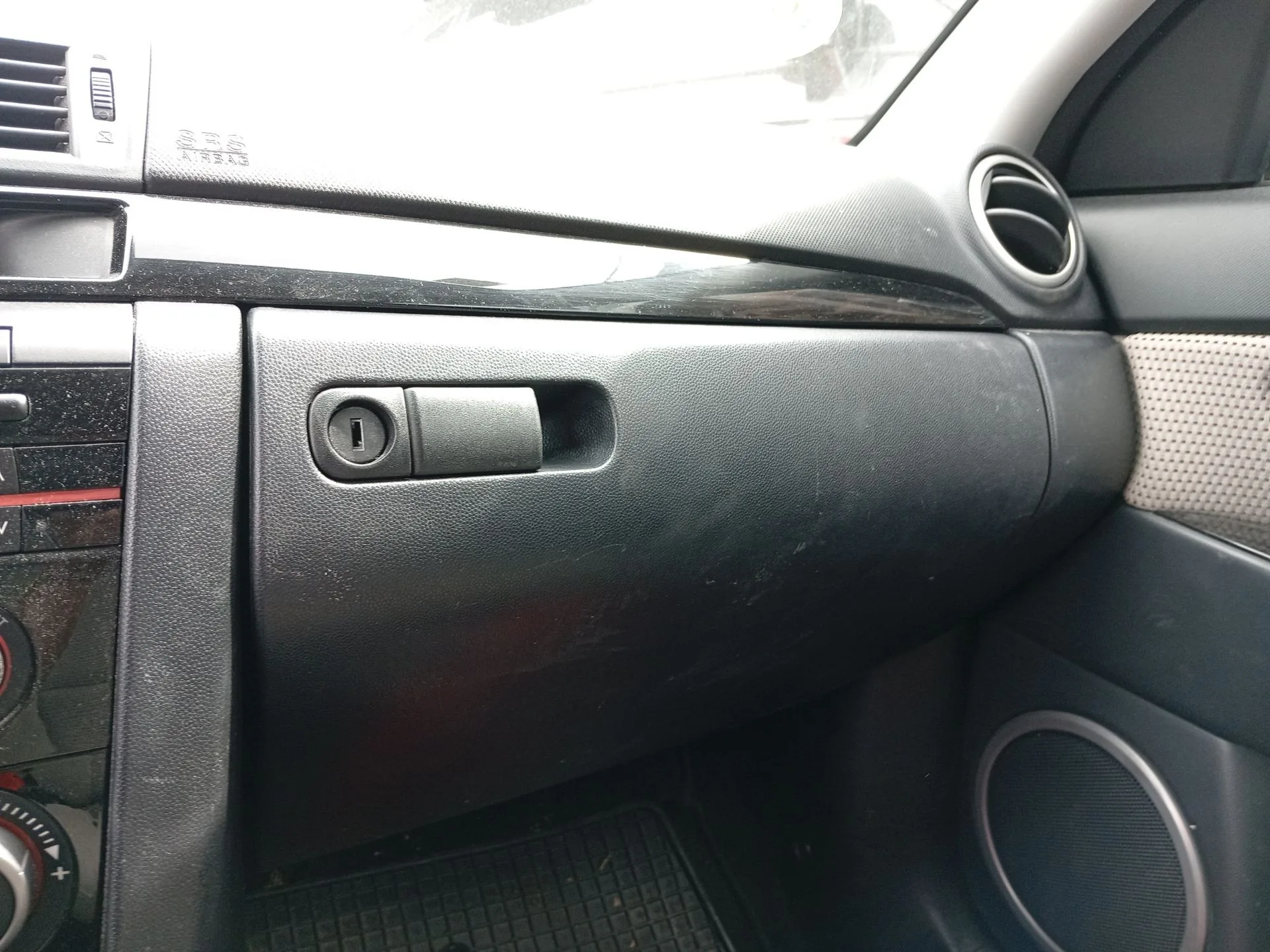 Guantera para Mazda 3 (Bk)