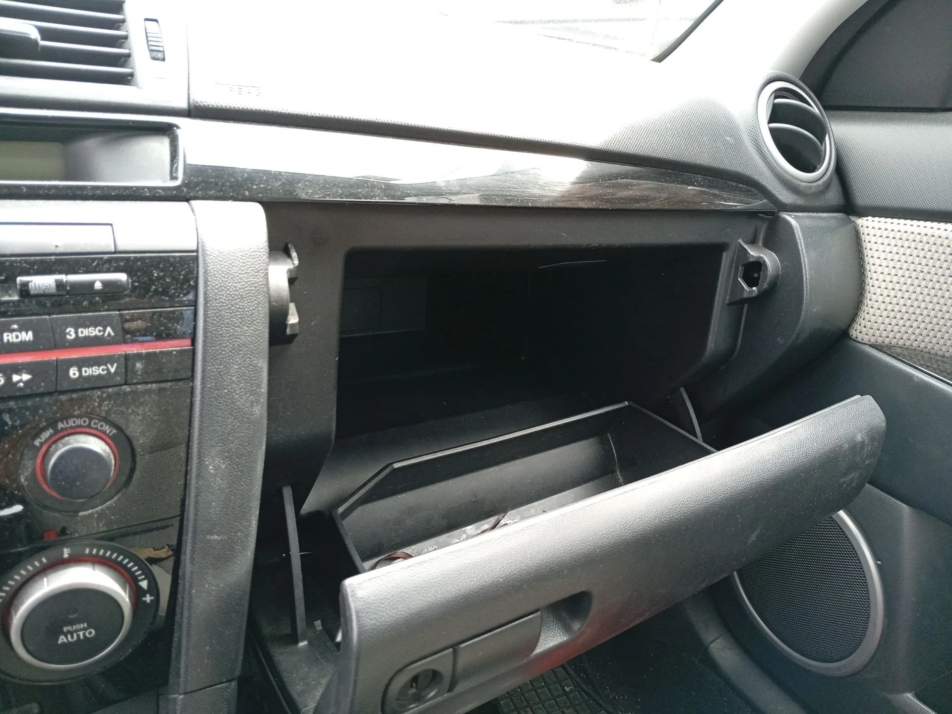 Guantera para Mazda 3 (Bk)