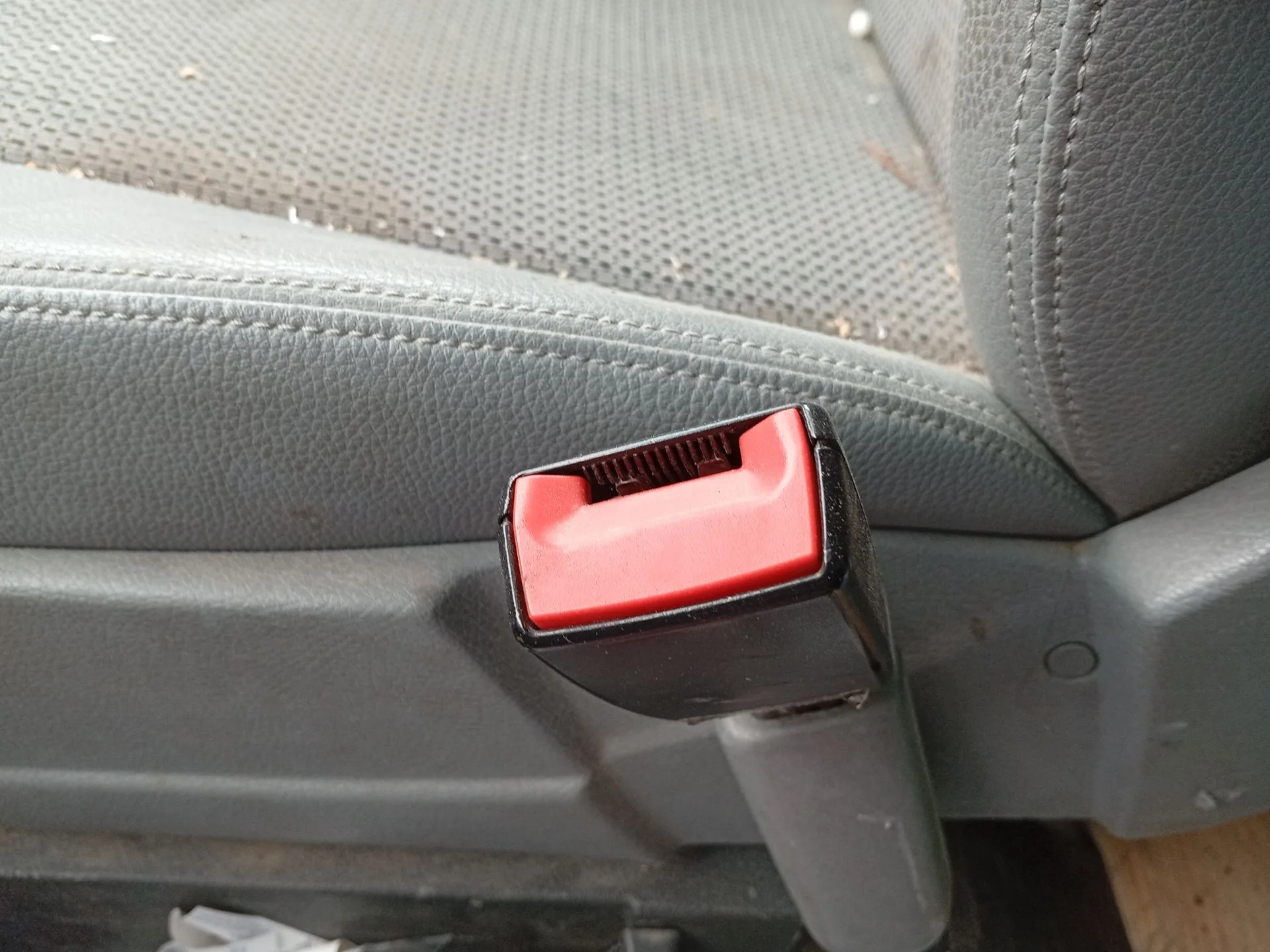 Enganche Cinturon Delantero Derecho para Mercedes-Benz Viano (W639)
