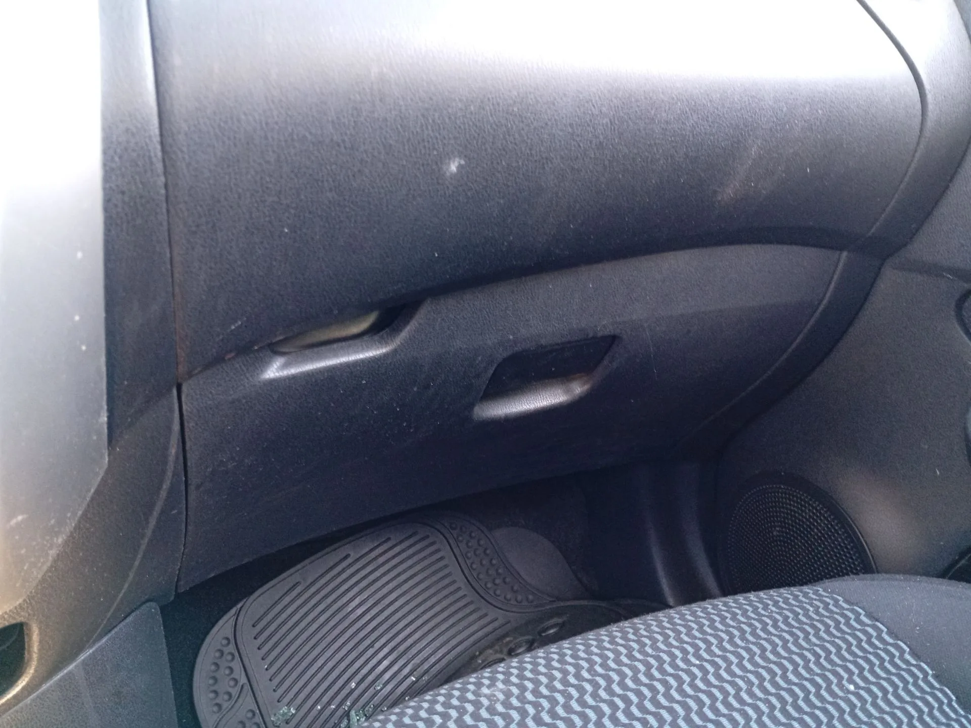 Guantera para Nissan Note (E12)