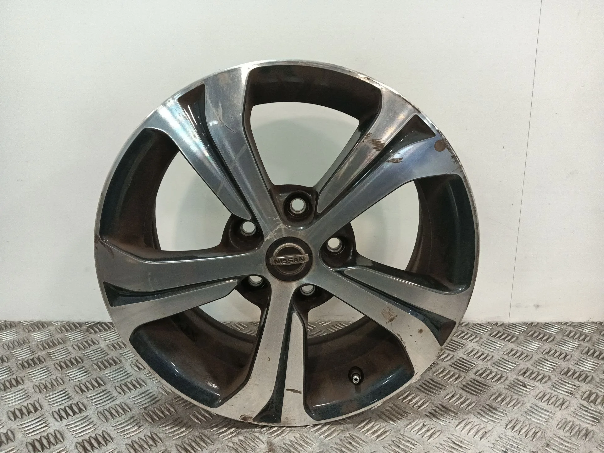 Llanta para Nissan Pulsar Hatchback (C13)