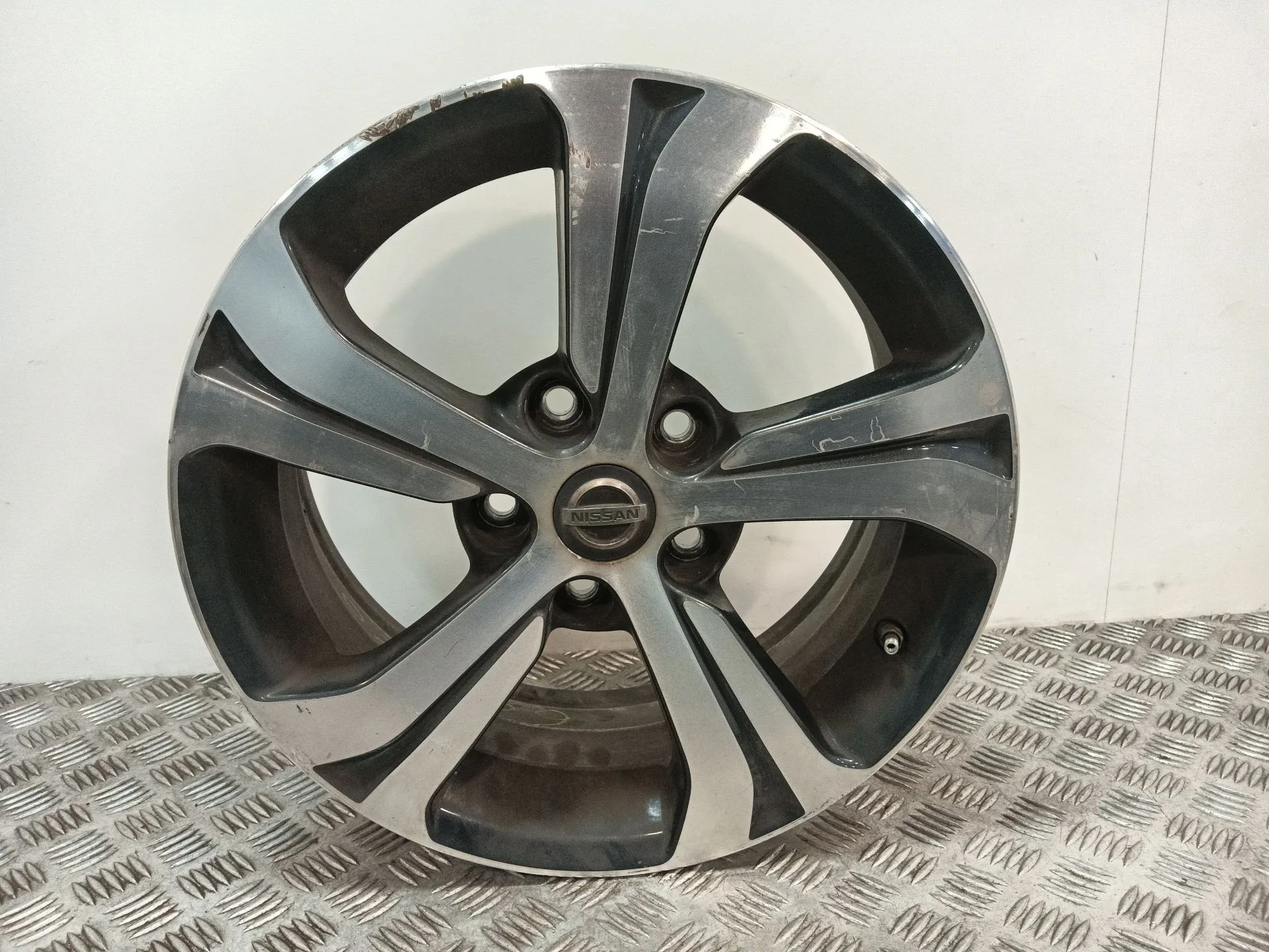 Llanta para Nissan Pulsar Hatchback (C13)