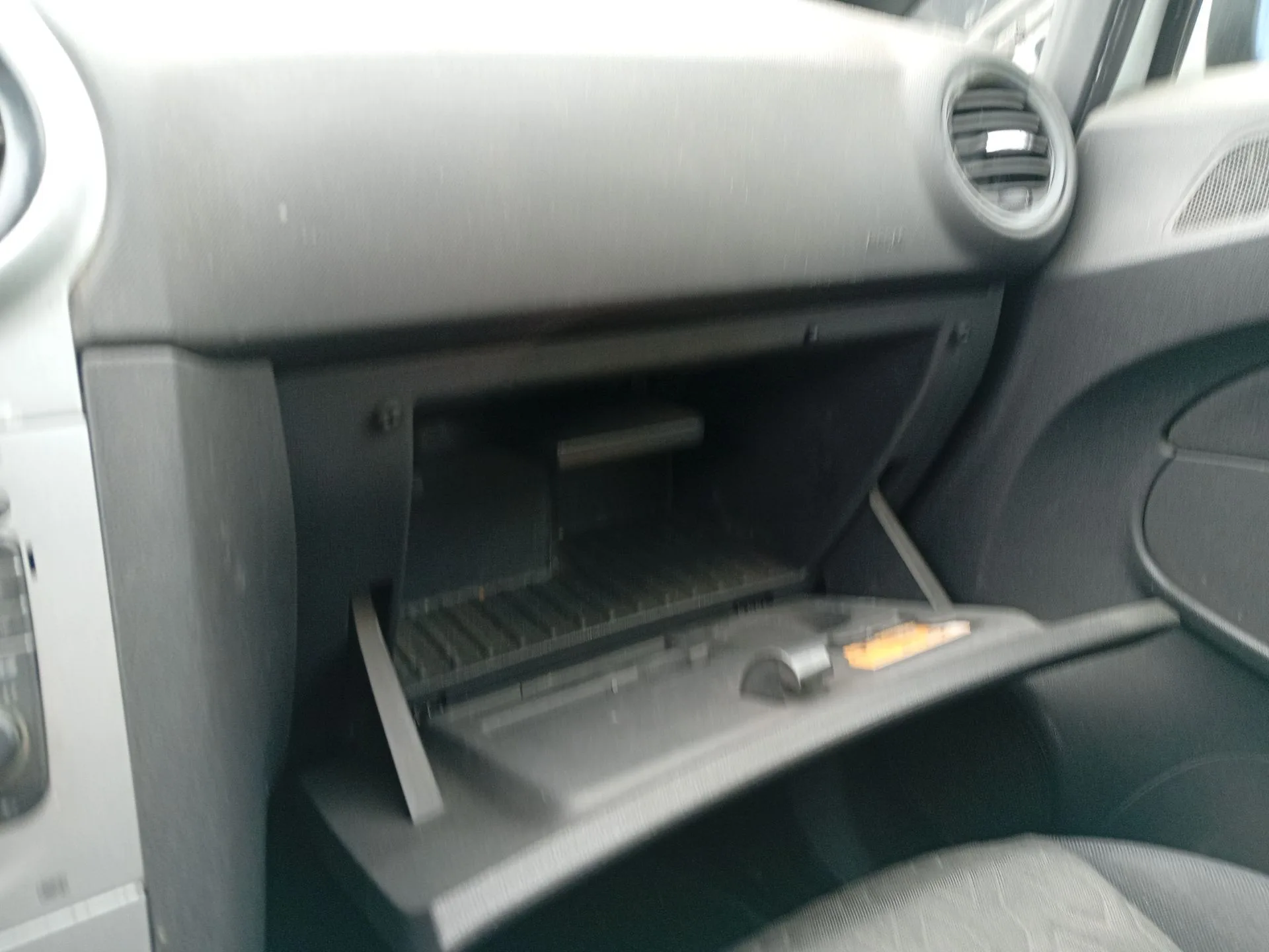 Guantera para Opel Corsa D (S07)