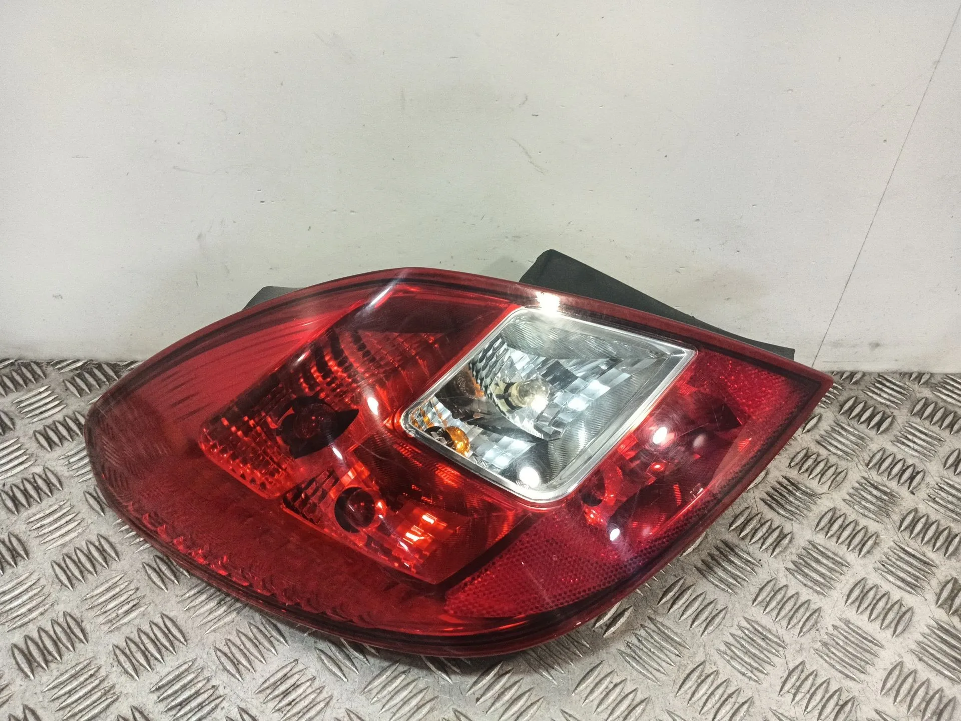 Piloto Trasero Izquierdo para Opel Corsa D (S07)