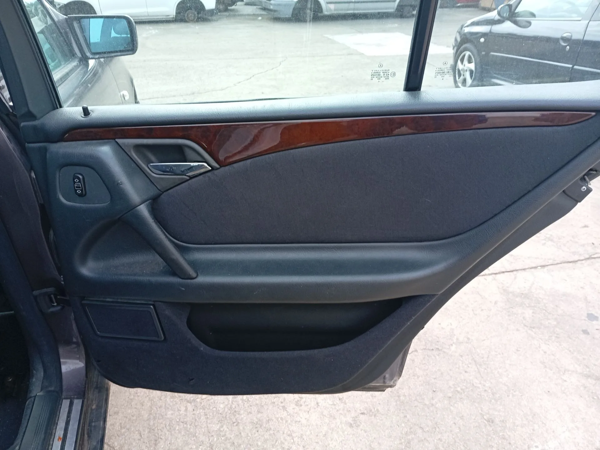 Guarnecido Puerta Trasera Derecha para Mercedes-Benz Clase E (W210)