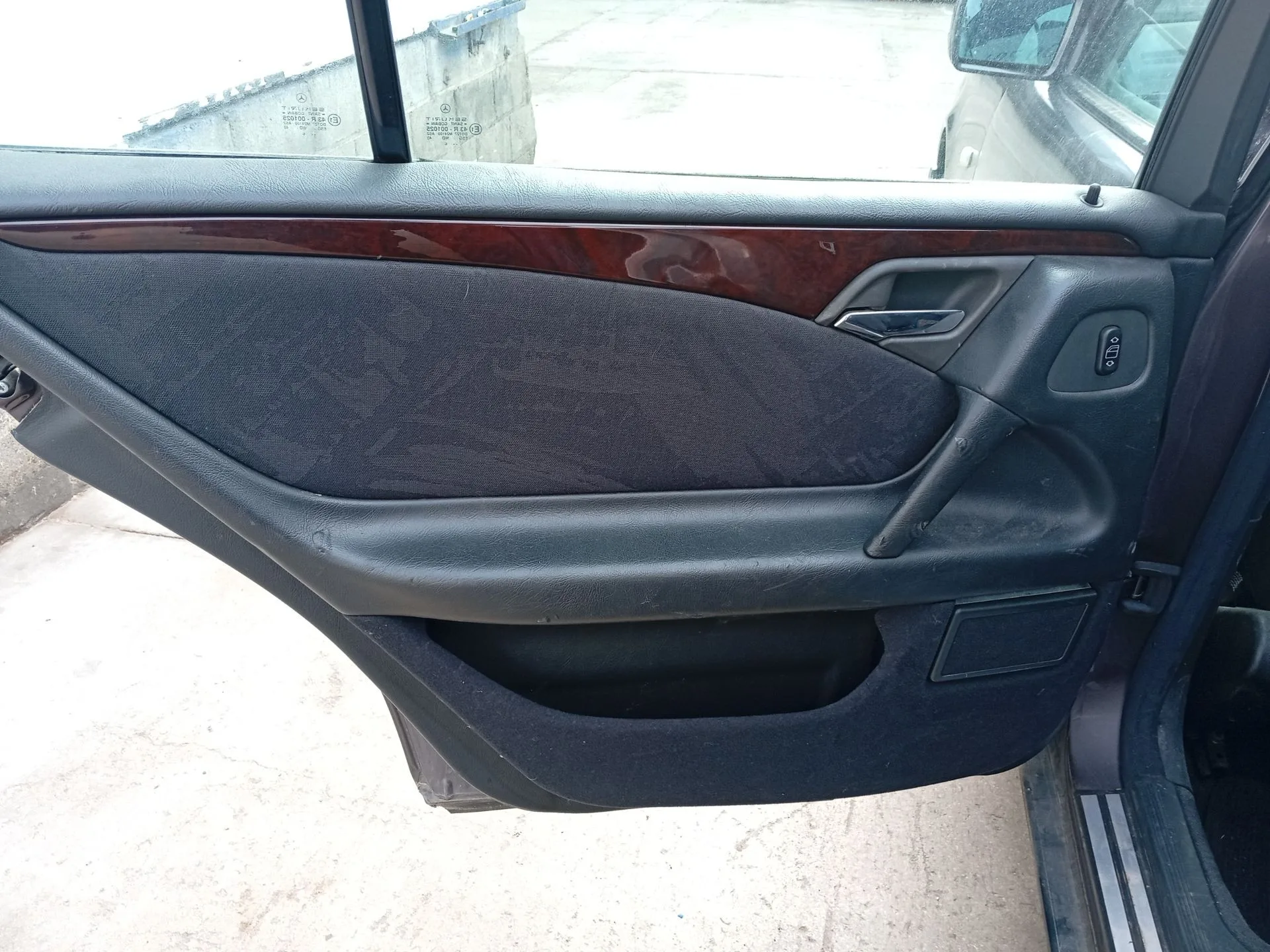 Guarnecido Puerta Trasera Izquierda para Mercedes-Benz Clase E (W210)
