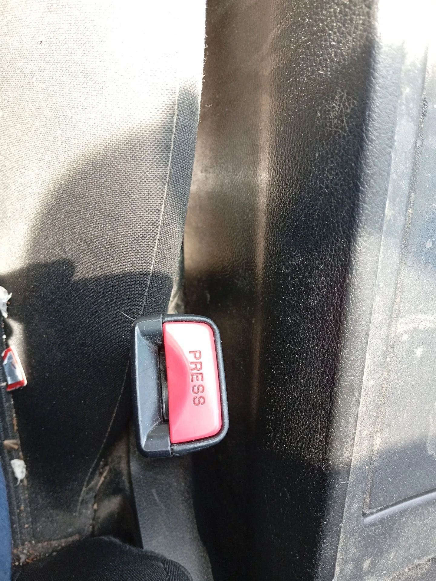 Enganche Cinturon Delantero Izquierdo para Mazda 3 Sedan (Bl)
