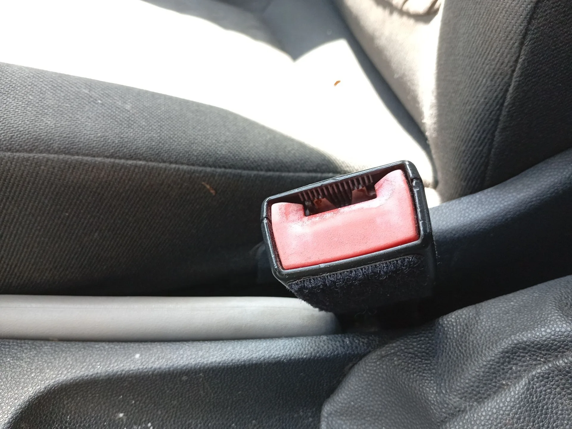 Enganche Cinturon Delantero Derecho para Opel Corsa D (S07)