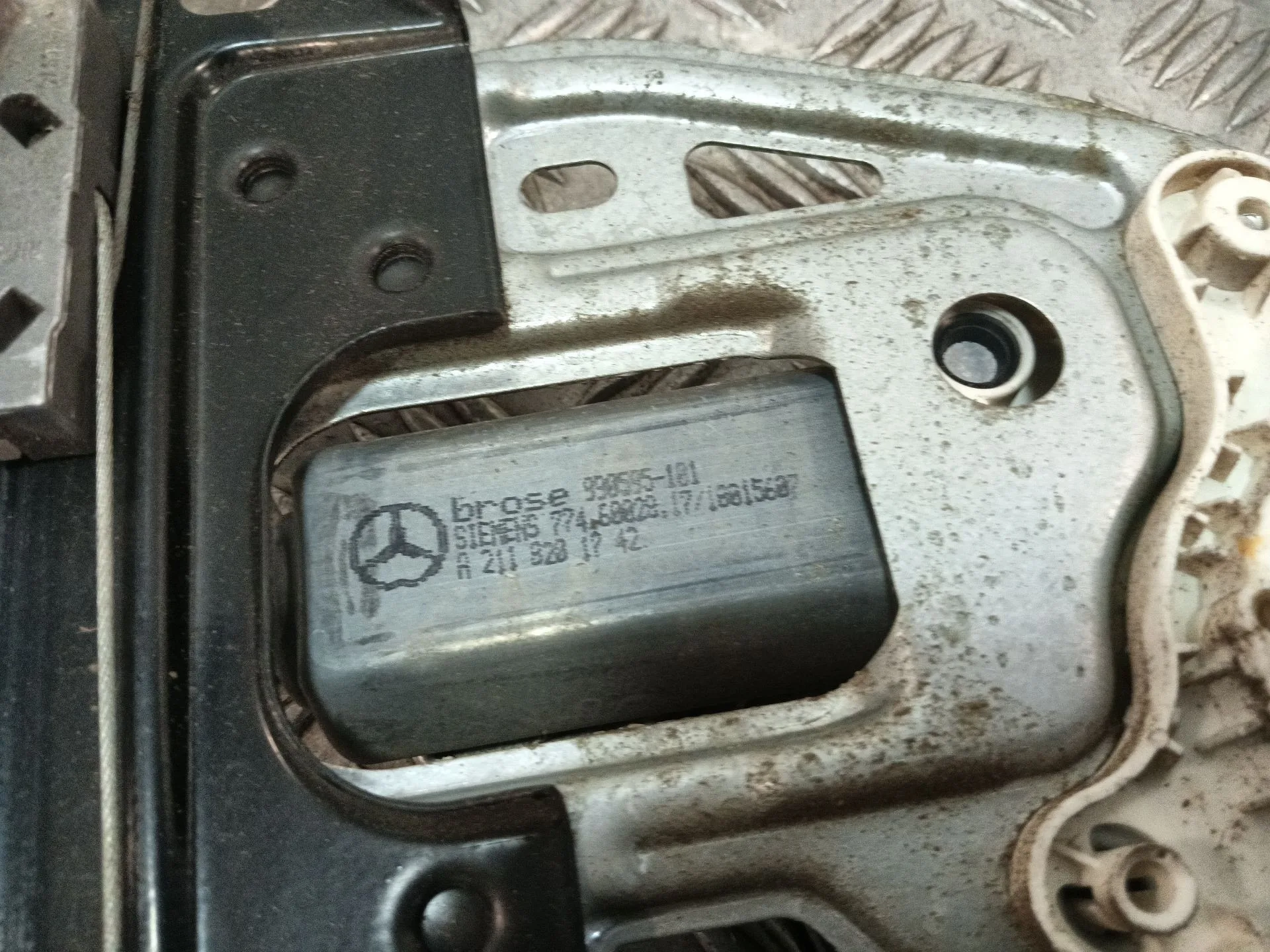 Elevalunas Delantero Derecho para Mercedes-Benz Clase C (W203)